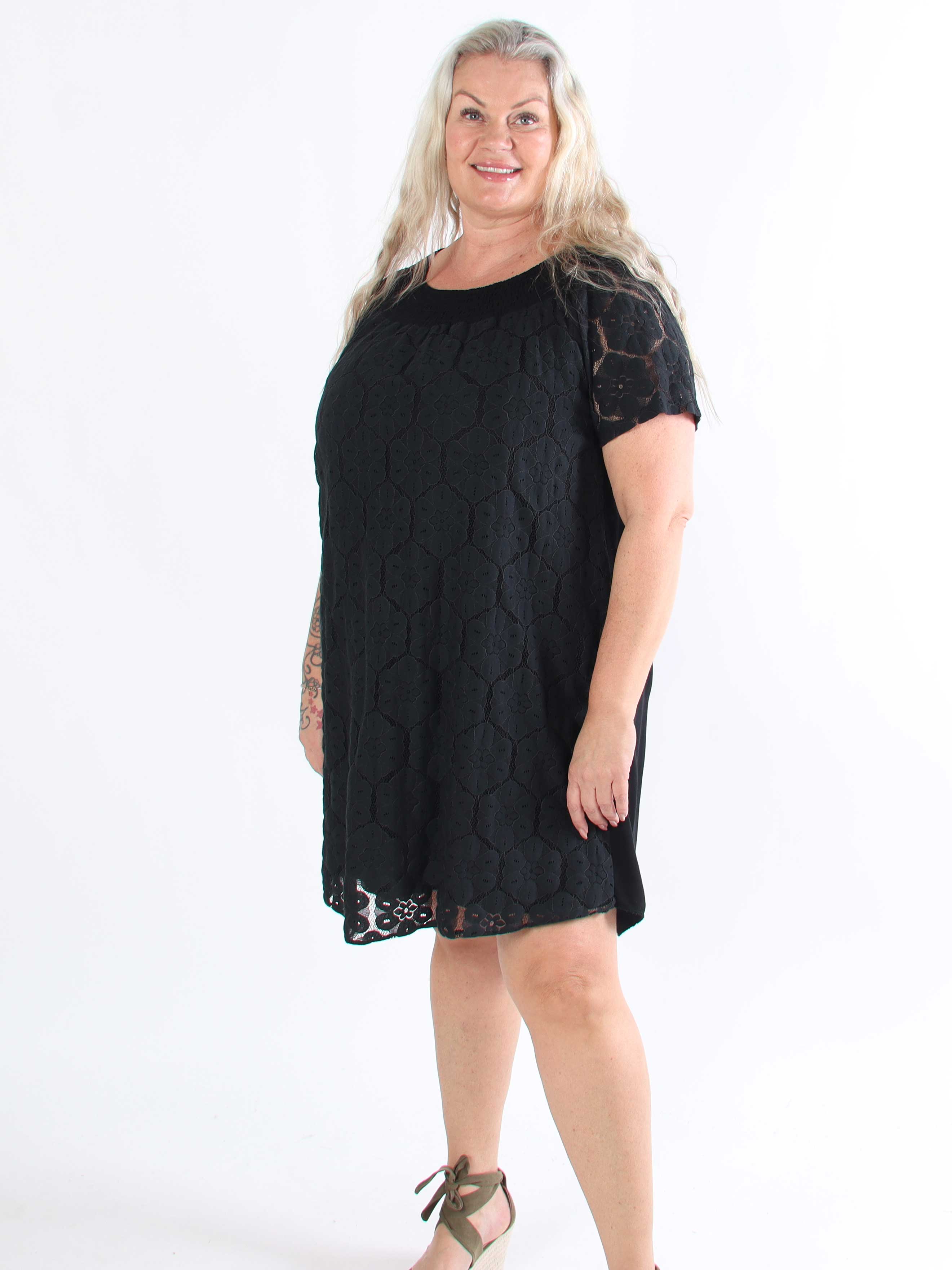 Fjola - Plus size tunikakjole i bomuld med blonder foran