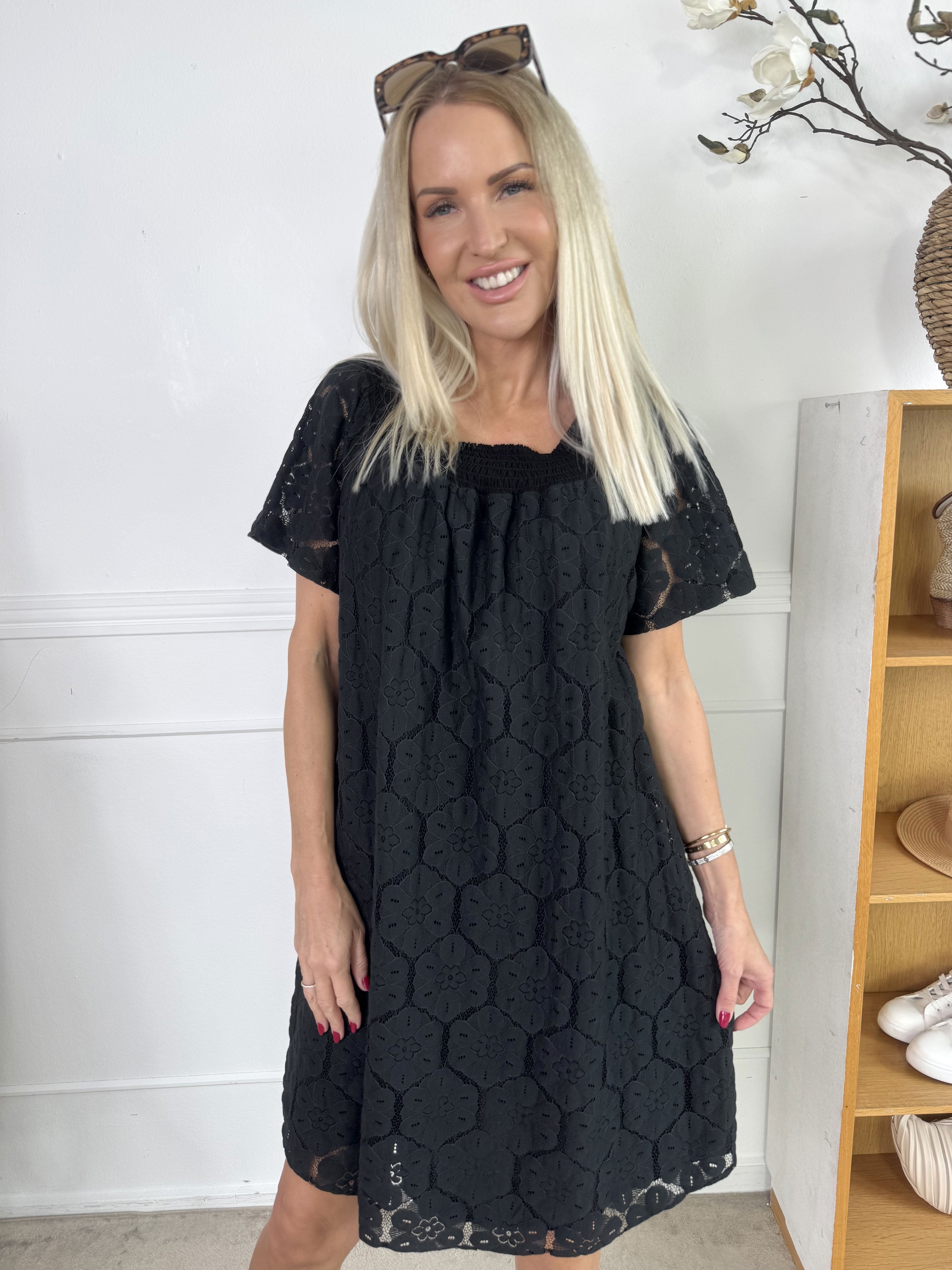 Fjola - Sød tunikakjole i bomuld med blonder foran