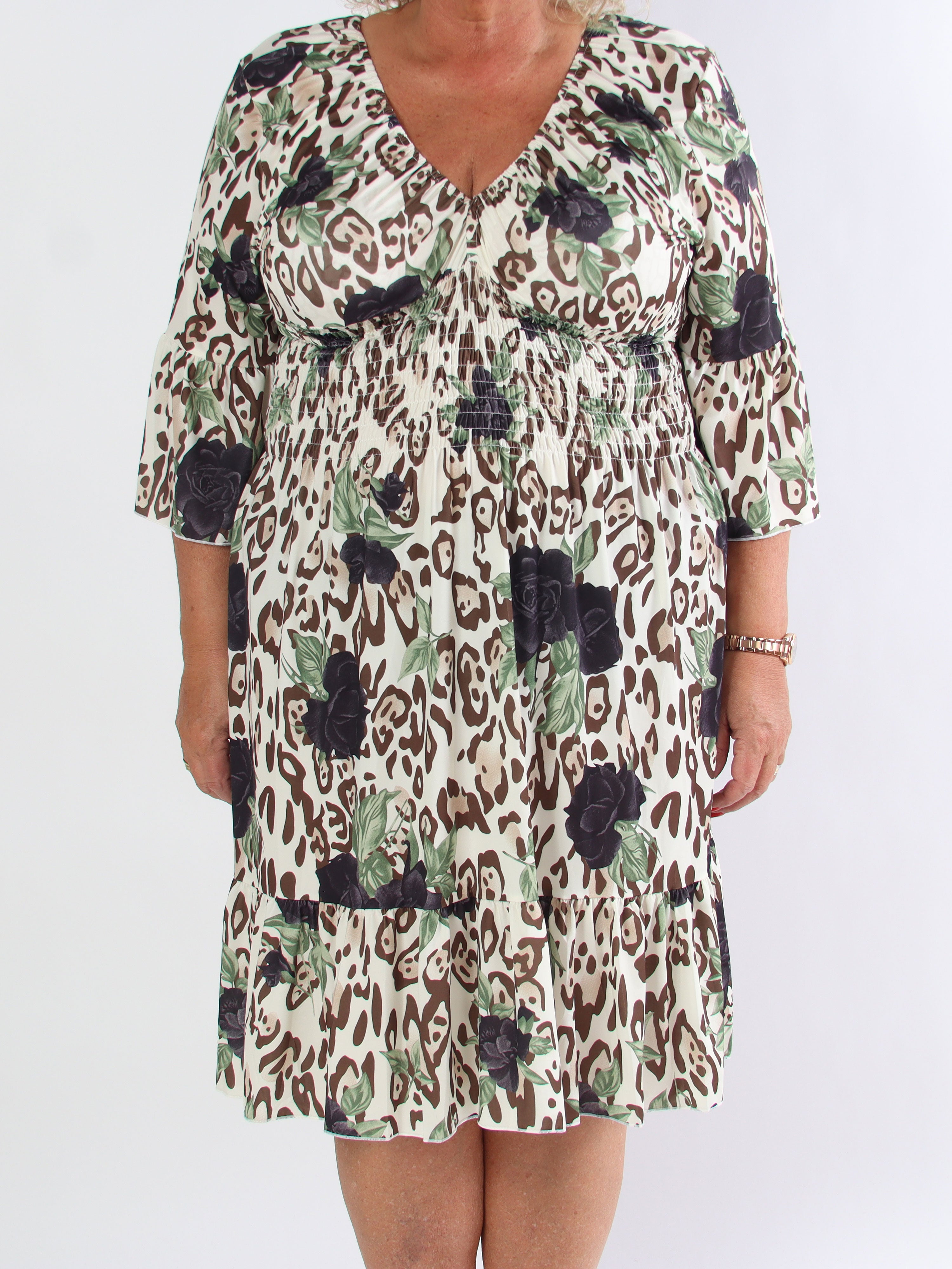 Flora Leo - Sød plus size kjole i elastisk stof og smock i taljen