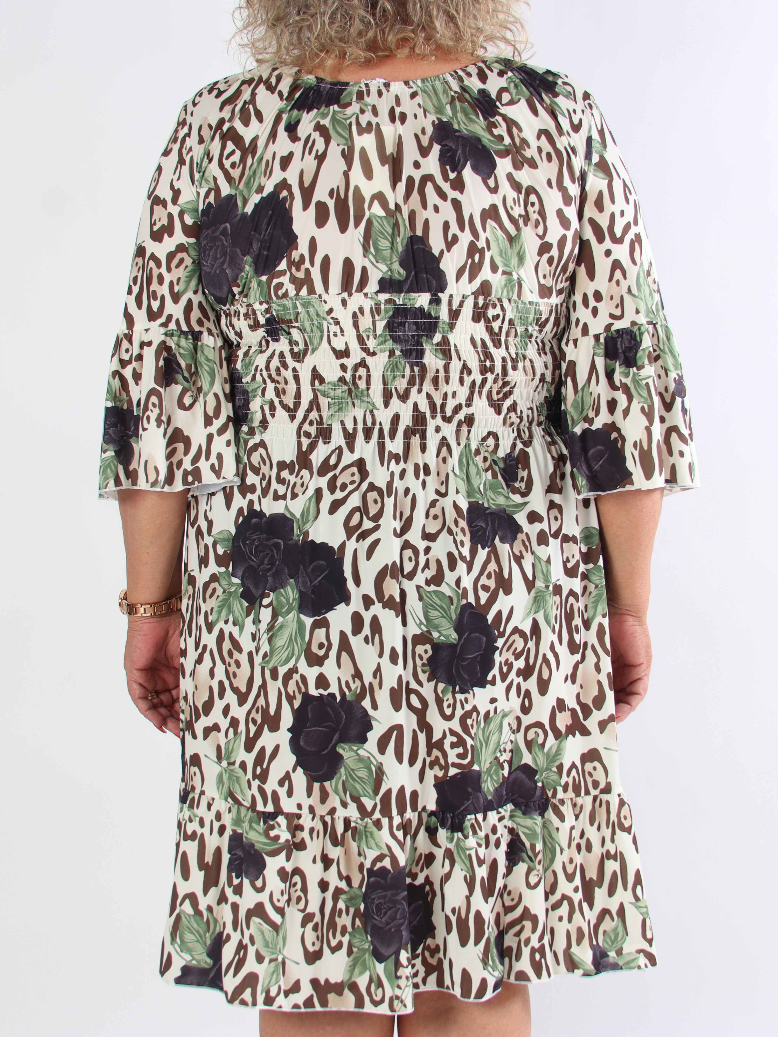 Flora Leo - Sød plus size kjole i elastisk stof og smock i taljen