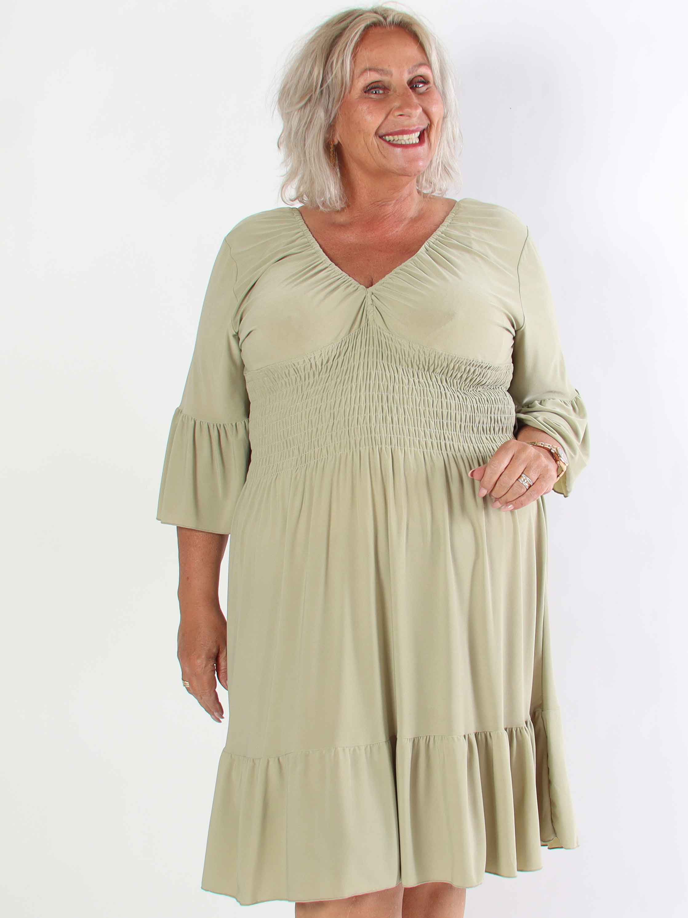 Flora Plain - Elastisk plus size kjole med smock og flæse på ærmet