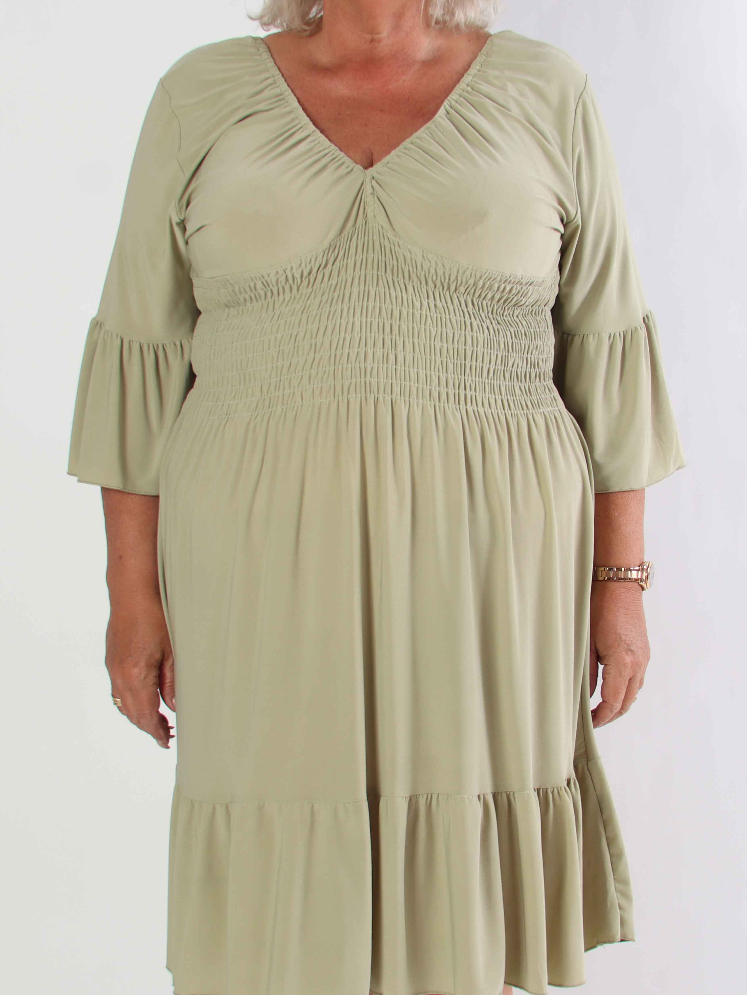 Flora Plain - Elastisk plus size kjole med smock og flæse på ærmet