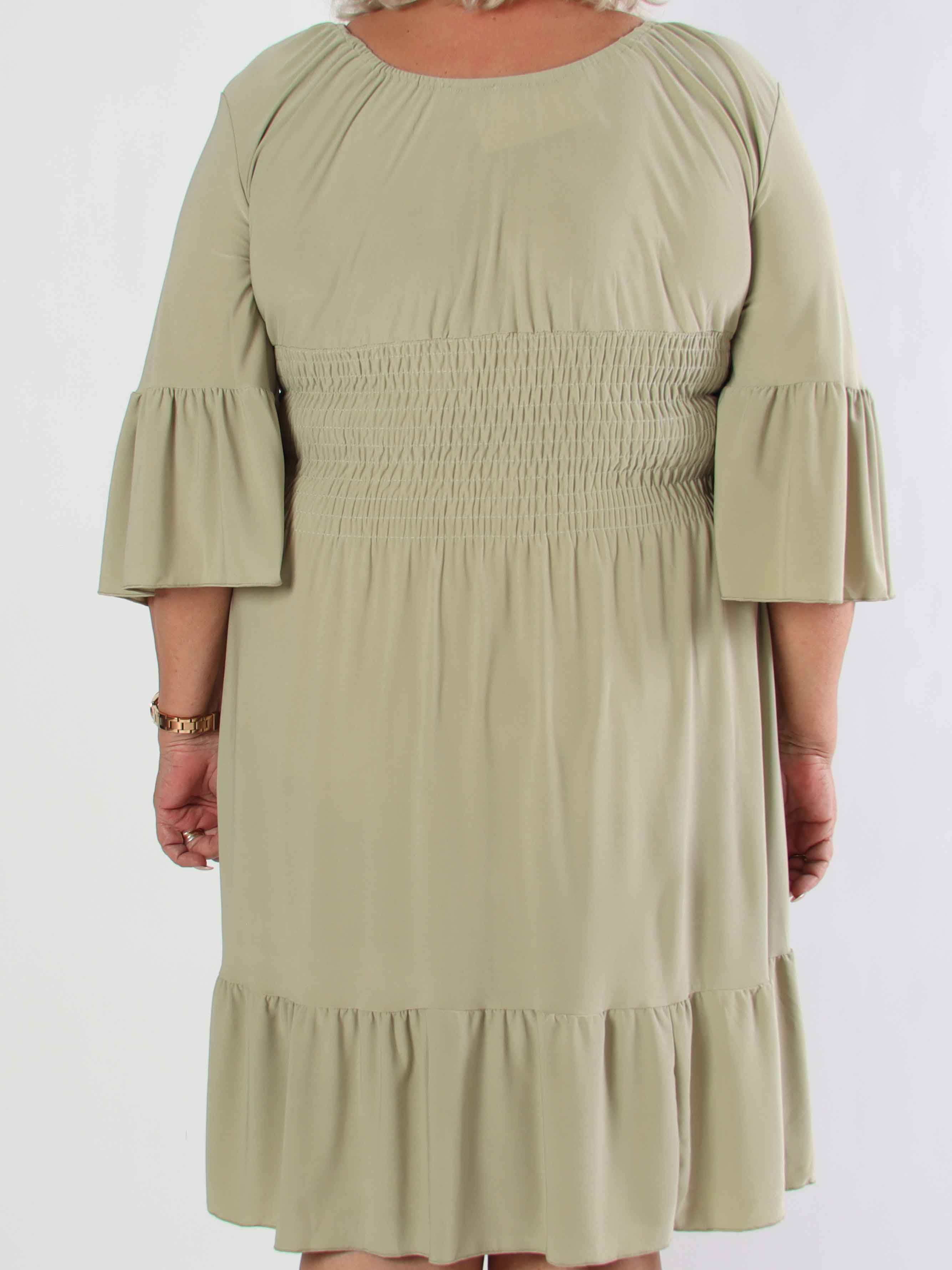 Flora Plain - Elastisk plus size kjole med smock og flæse på ærmet