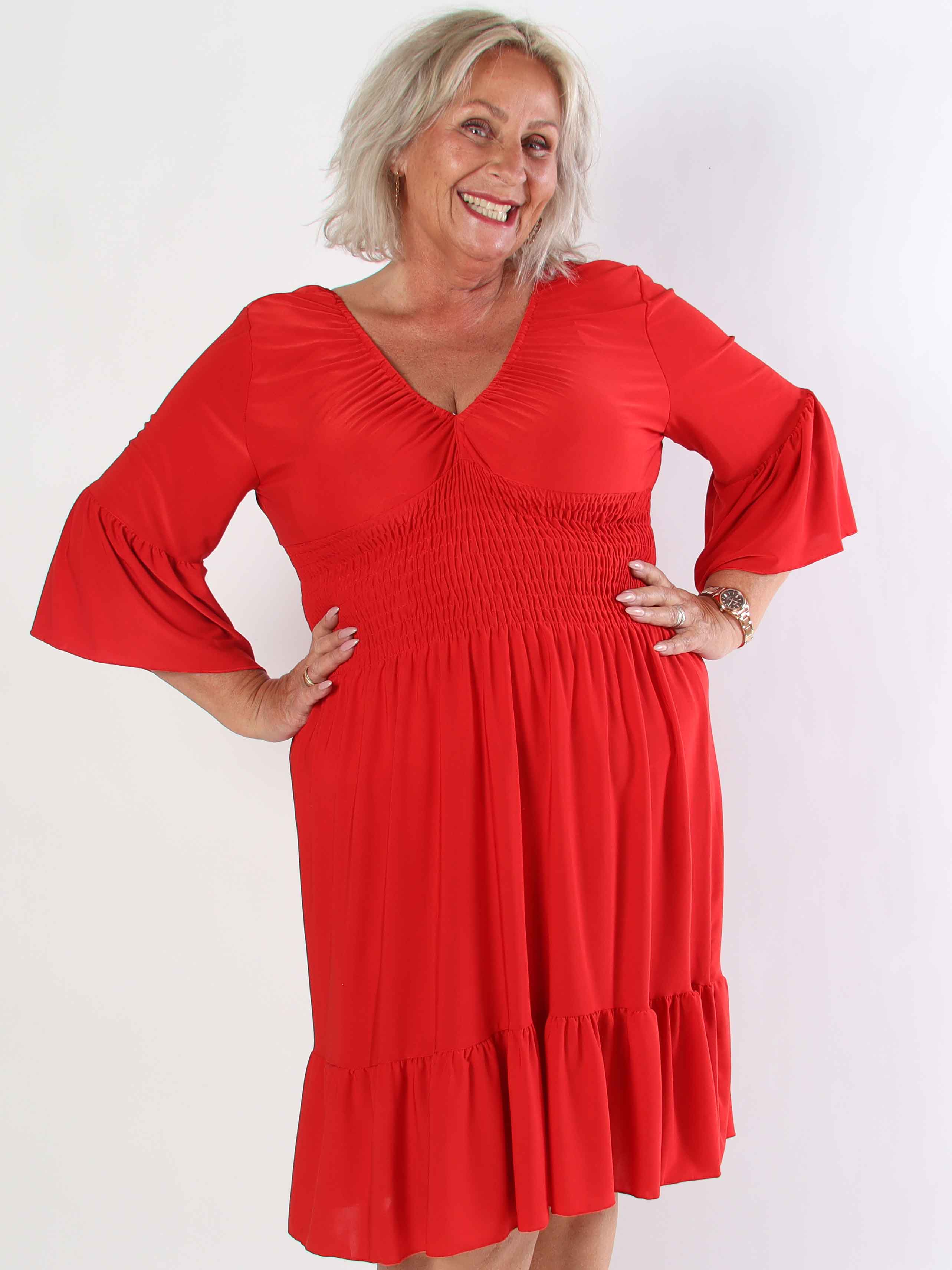 Flora Plain - Elastisk plus size kjole med smock og flæse på ærmet