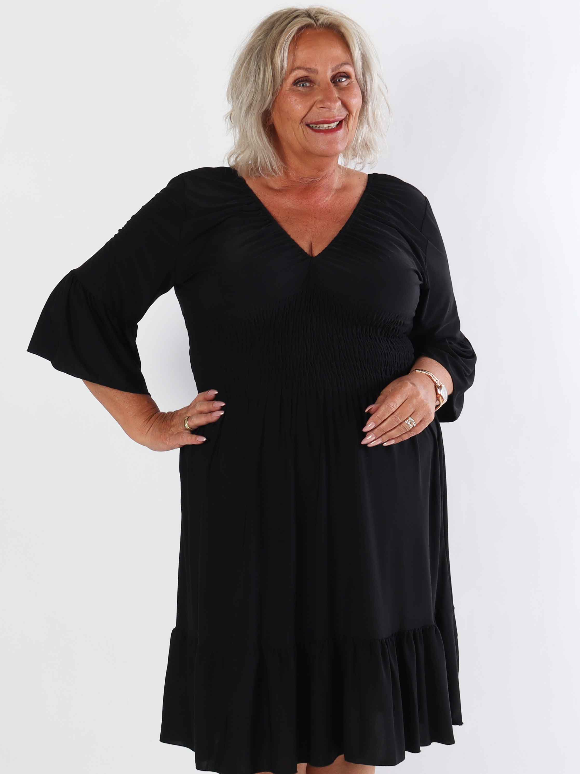 Flora Plain - Elastisk plus size kjole med smock og flæse på ærmet