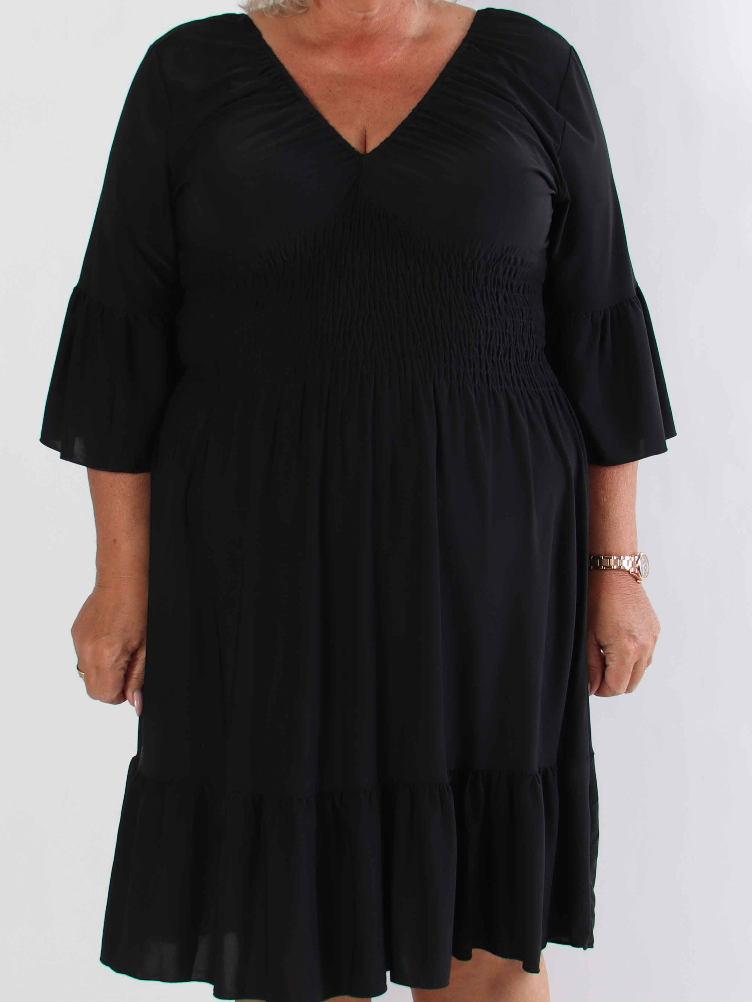 Flora Plain - Elastisk plus size kjole med smock og flæse på ærmet