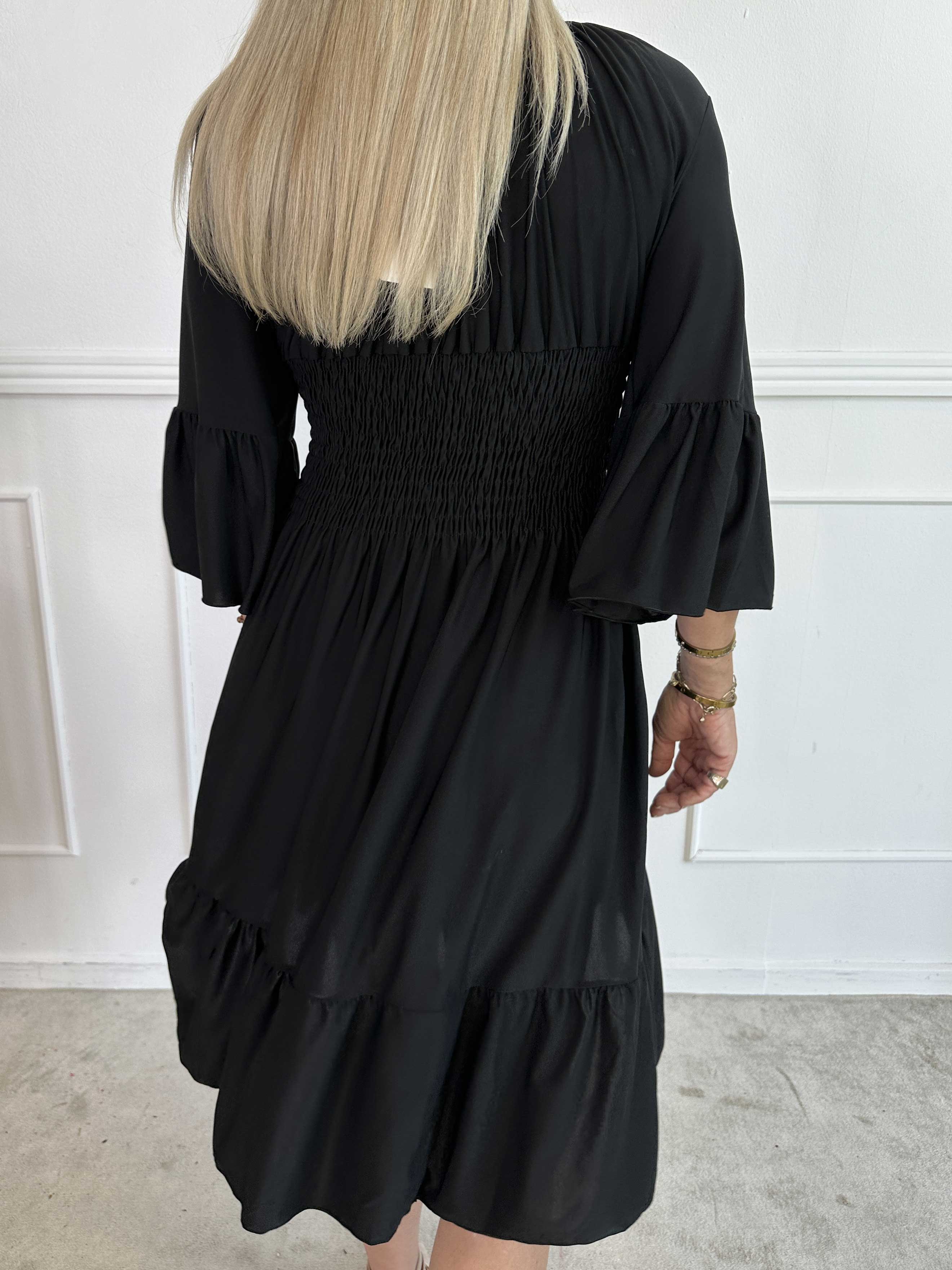 Flora Plain - Elastisk ensfarvet kjole med smock og flæse på ærmet