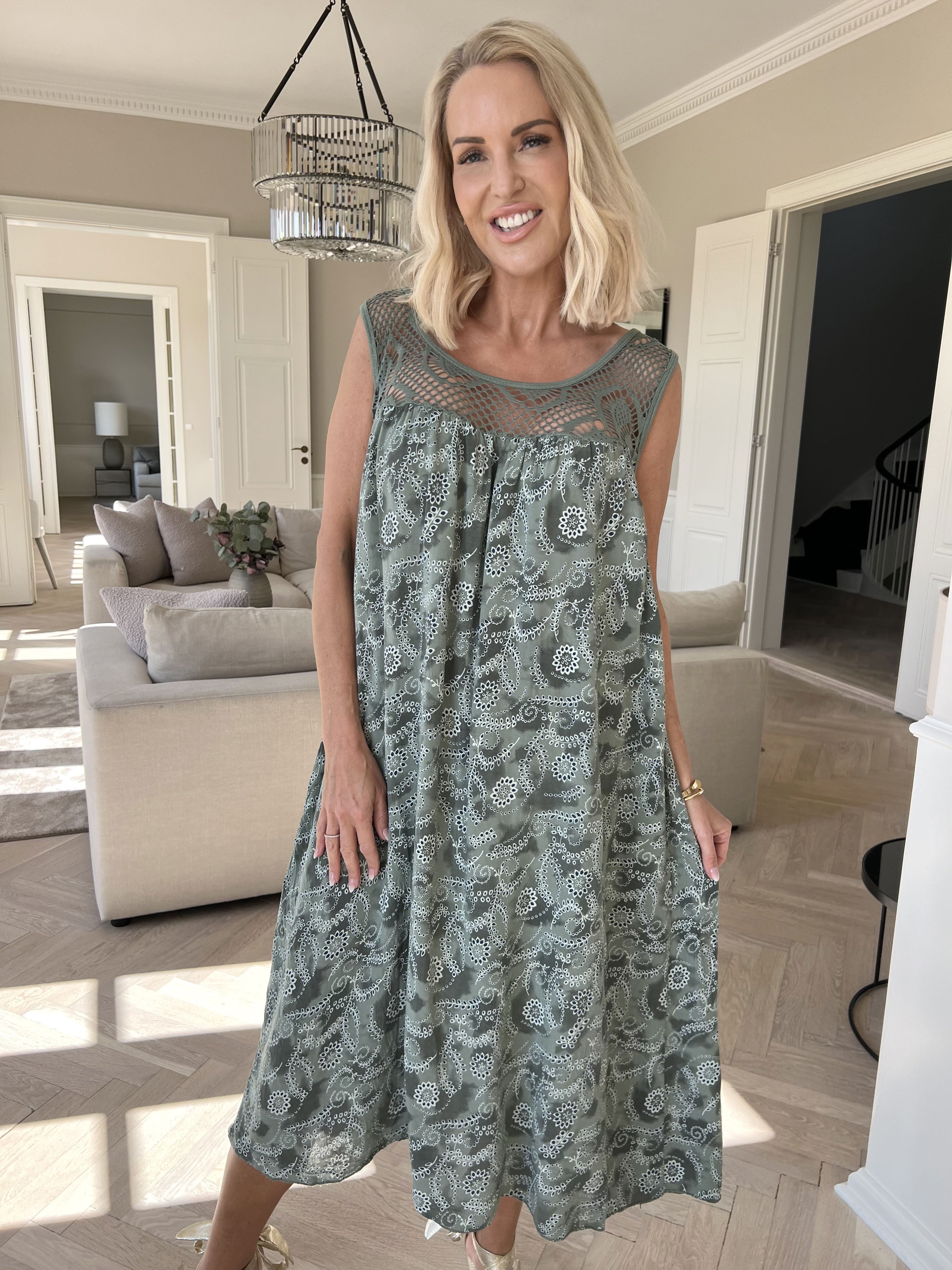 Florence - Kjole i viskose med hulmønstret stropper