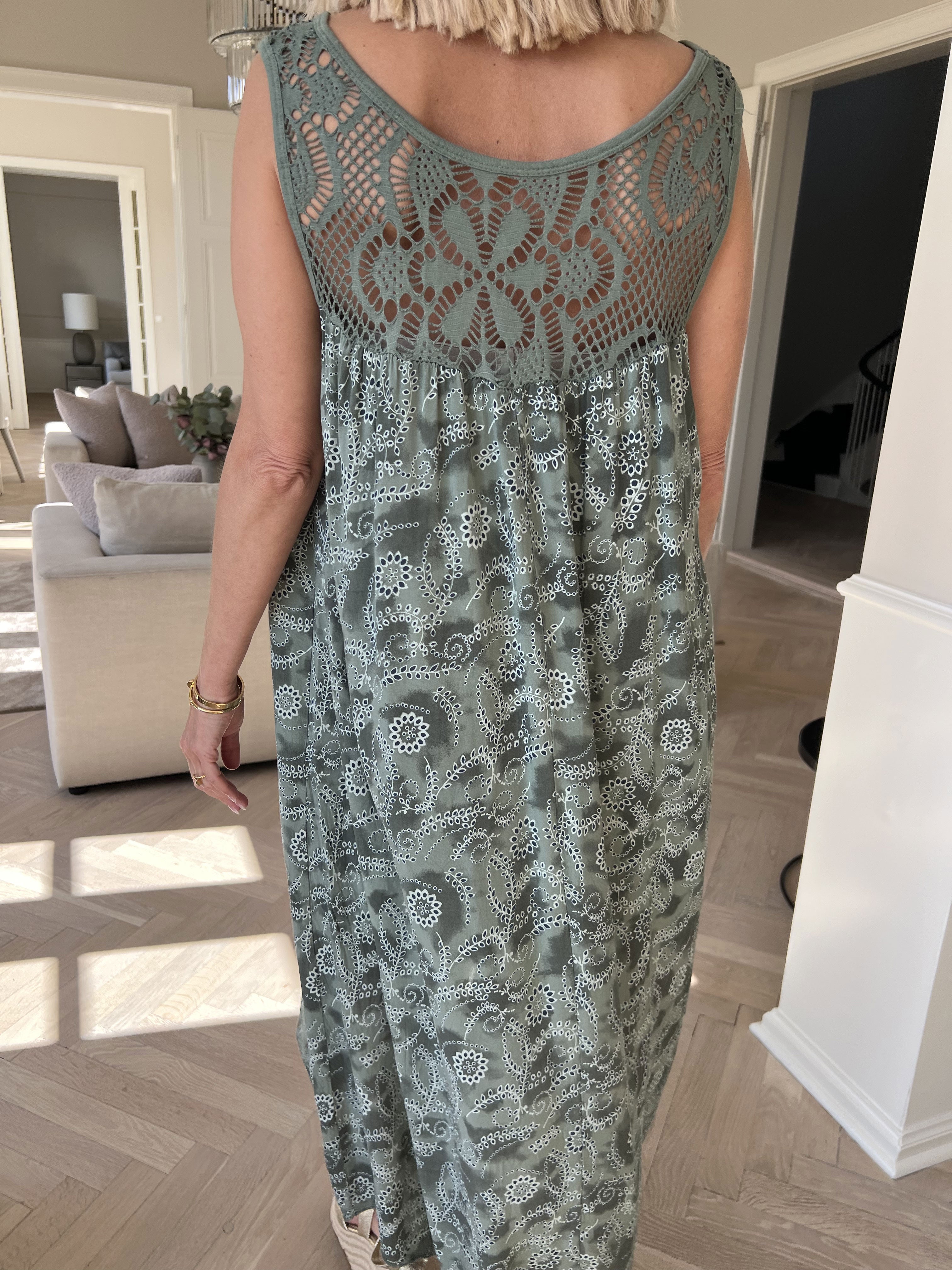 Florence - Kjole i viskose med hulmønstret stropper