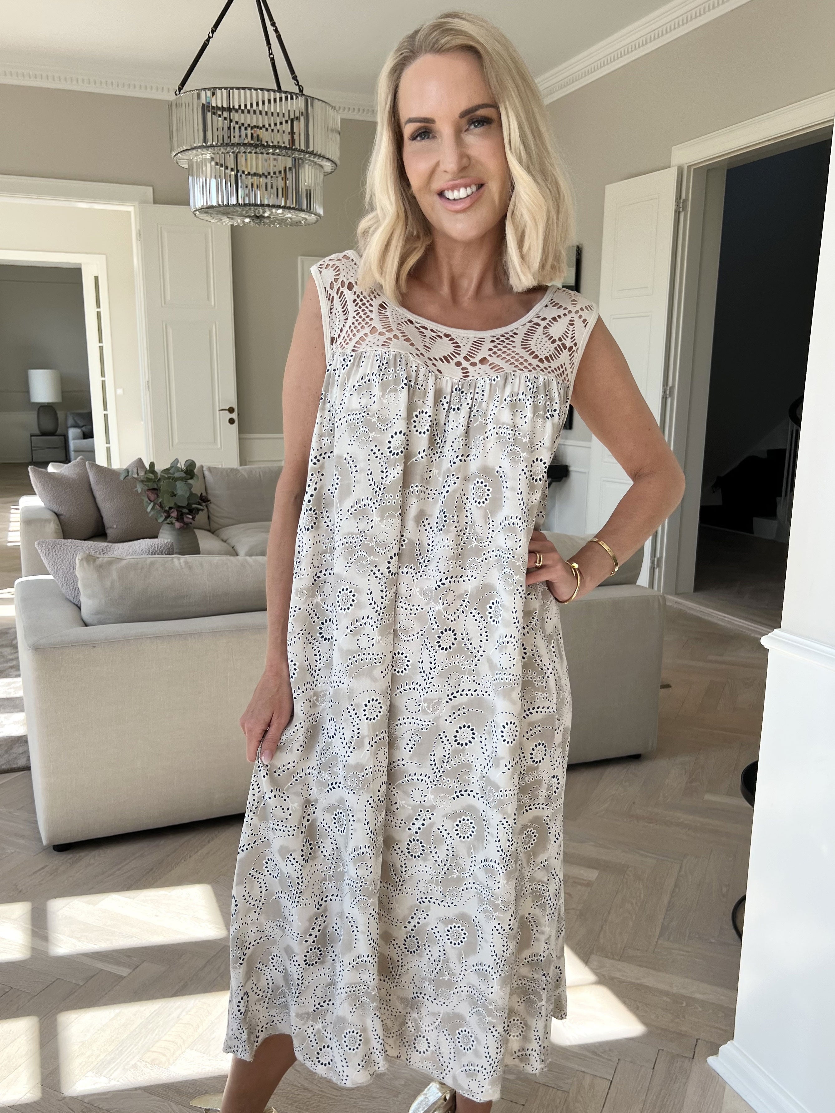 Florence - Kjole i viskose med hulmønstret stropper