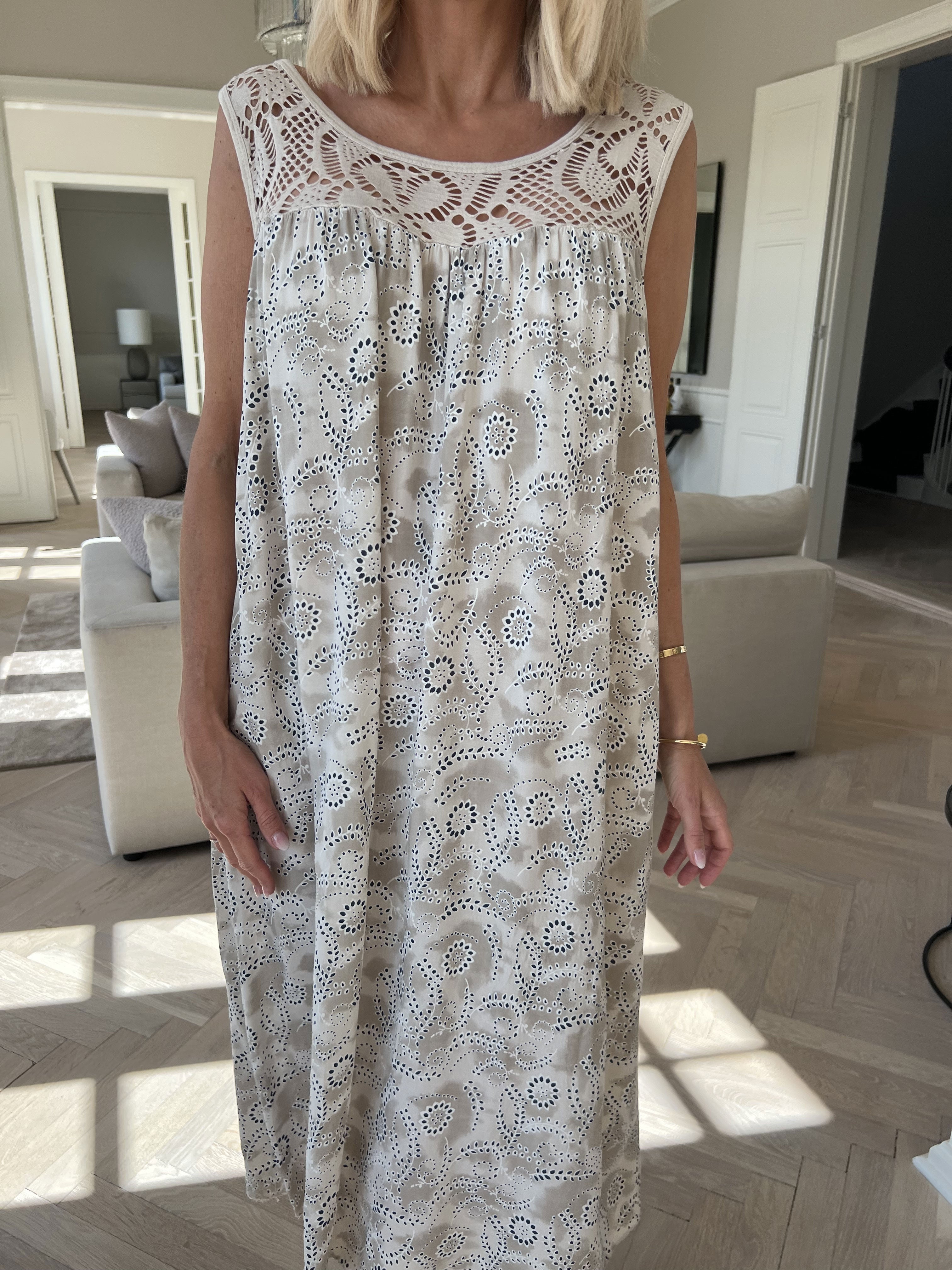 Florence - Kjole i viskose med hulmønstret stropper