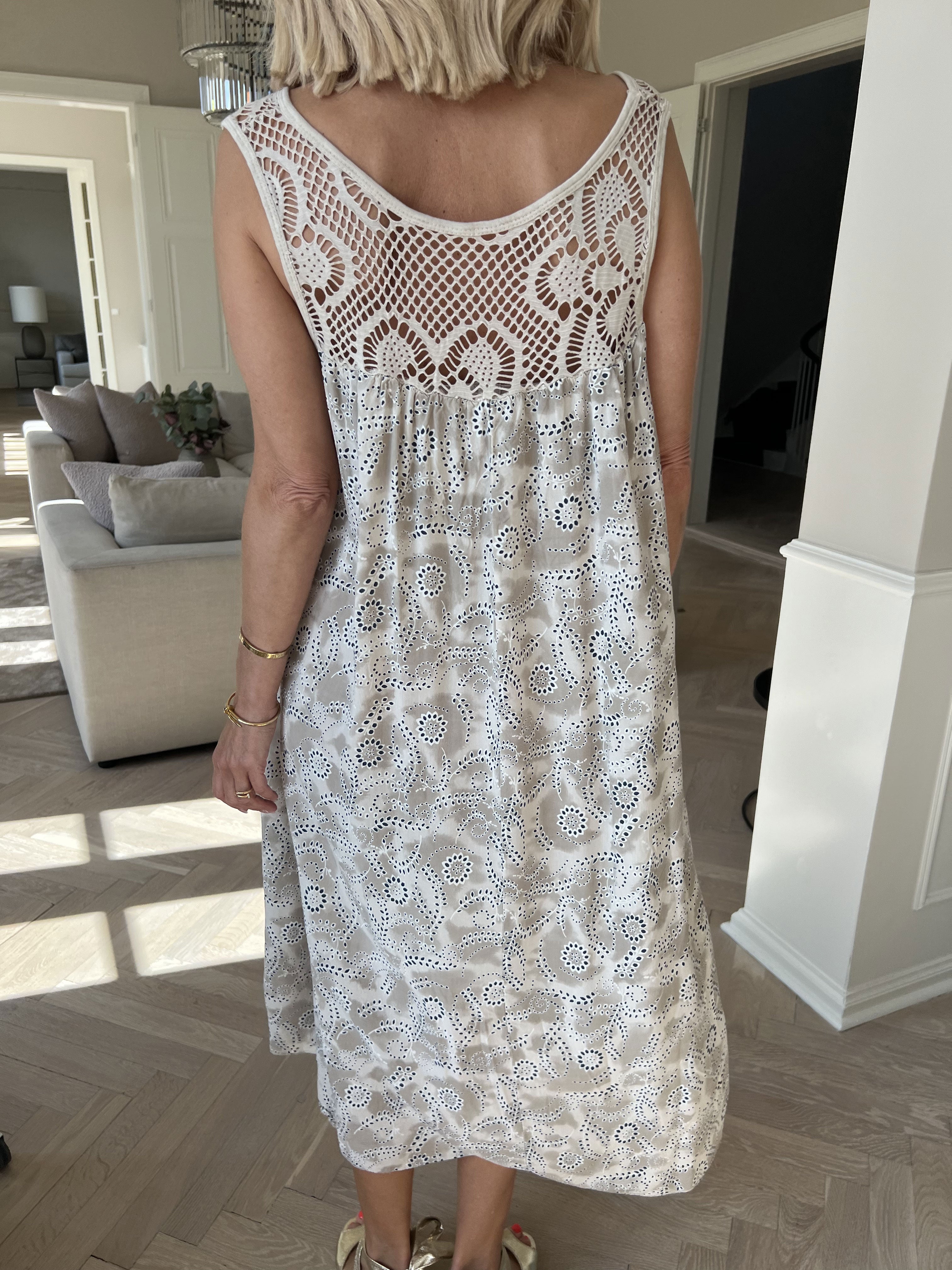 Florence - Kjole i viskose med hulmønstret stropper