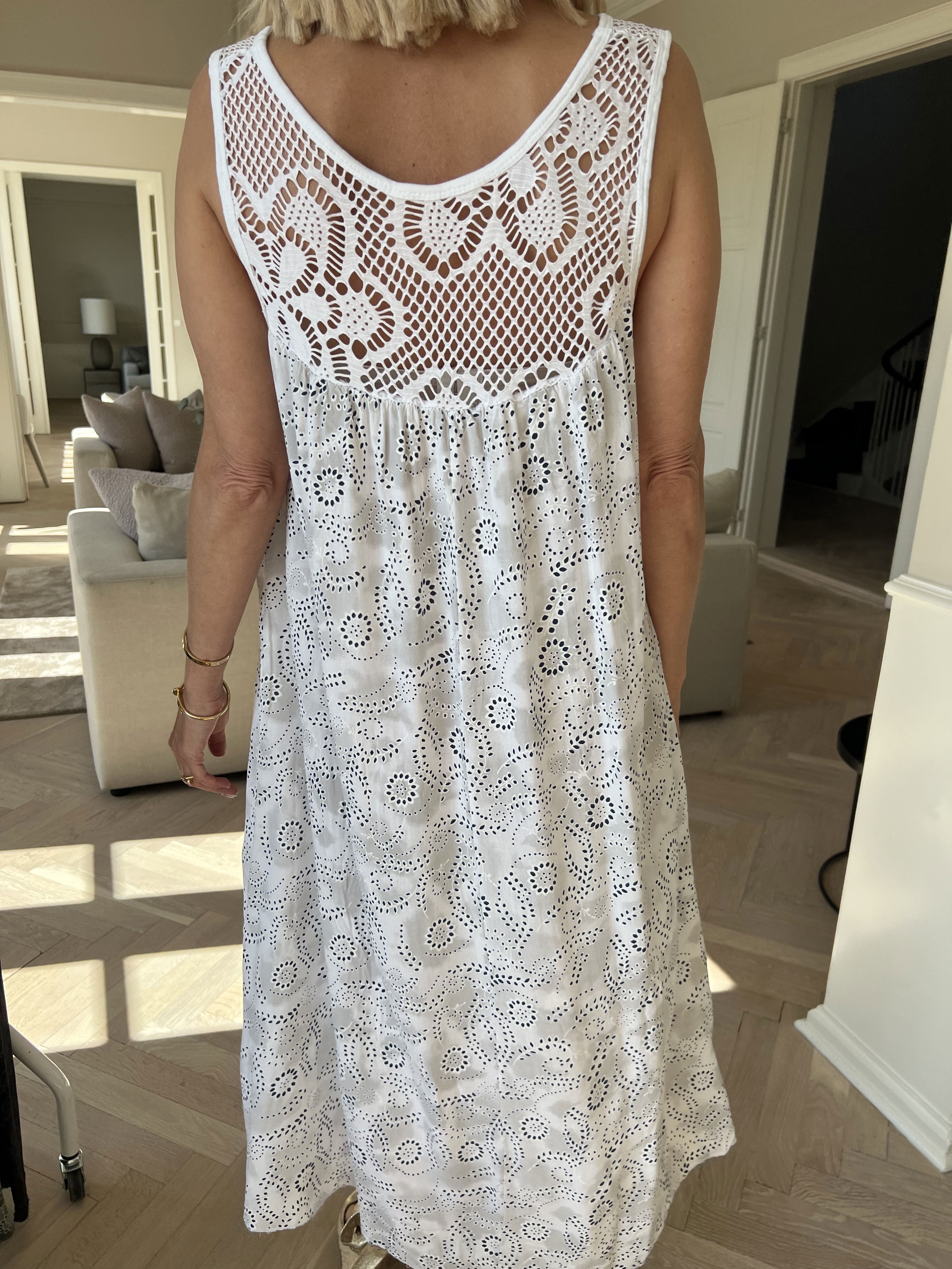 Florence - Kjole i viskose med hulmønstret stropper