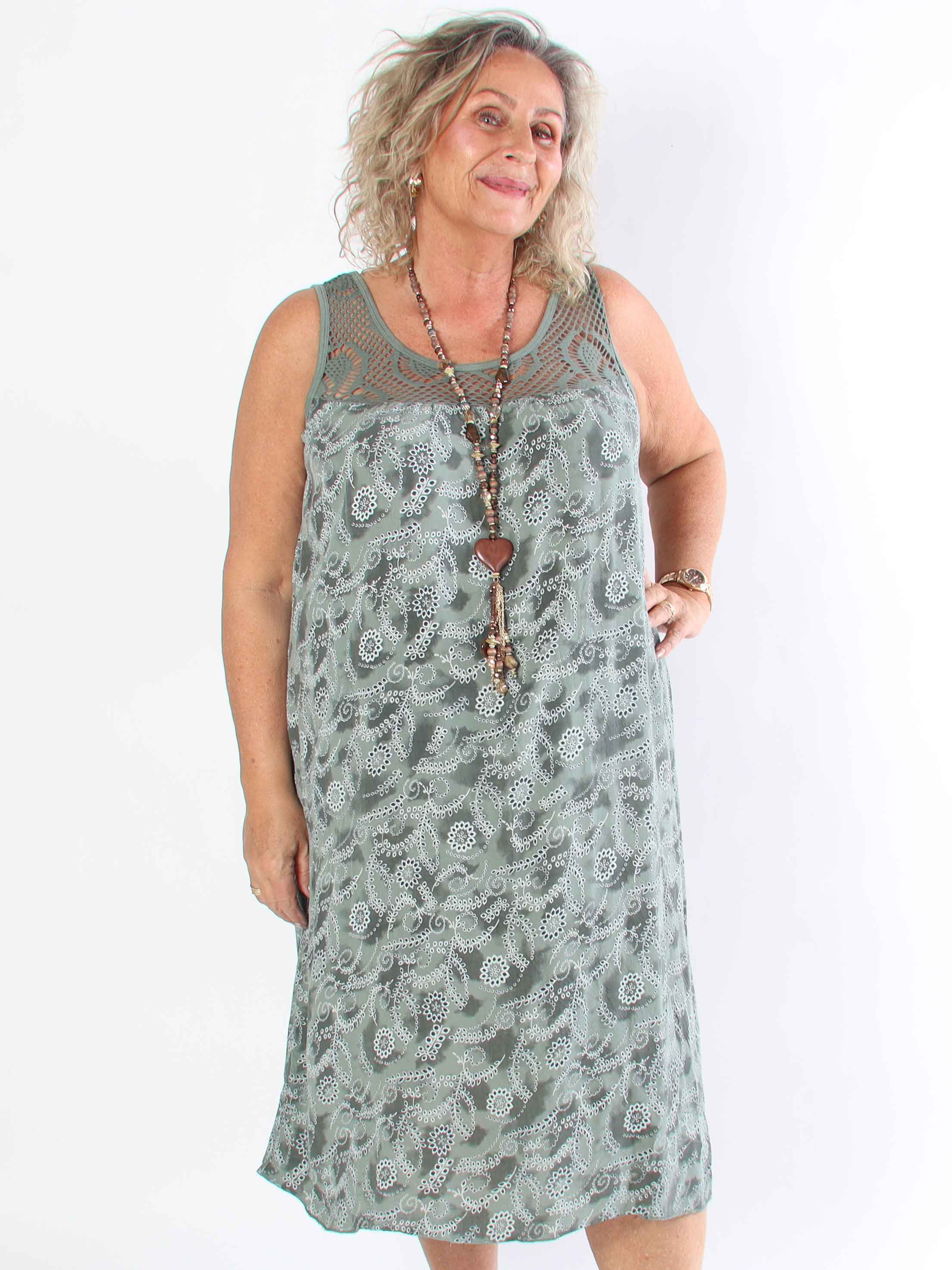 Florence - Plus size kjole i viskose med hulmønstret stropper