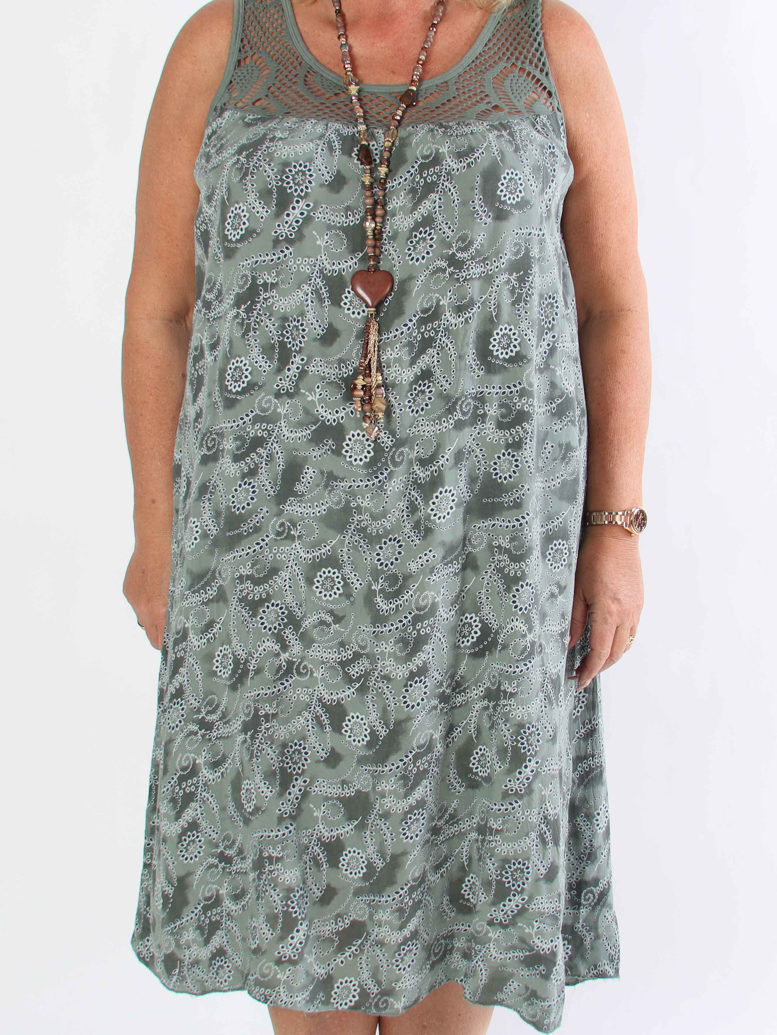 Florence - Plus size kjole i viskose med hulmønstret stropper