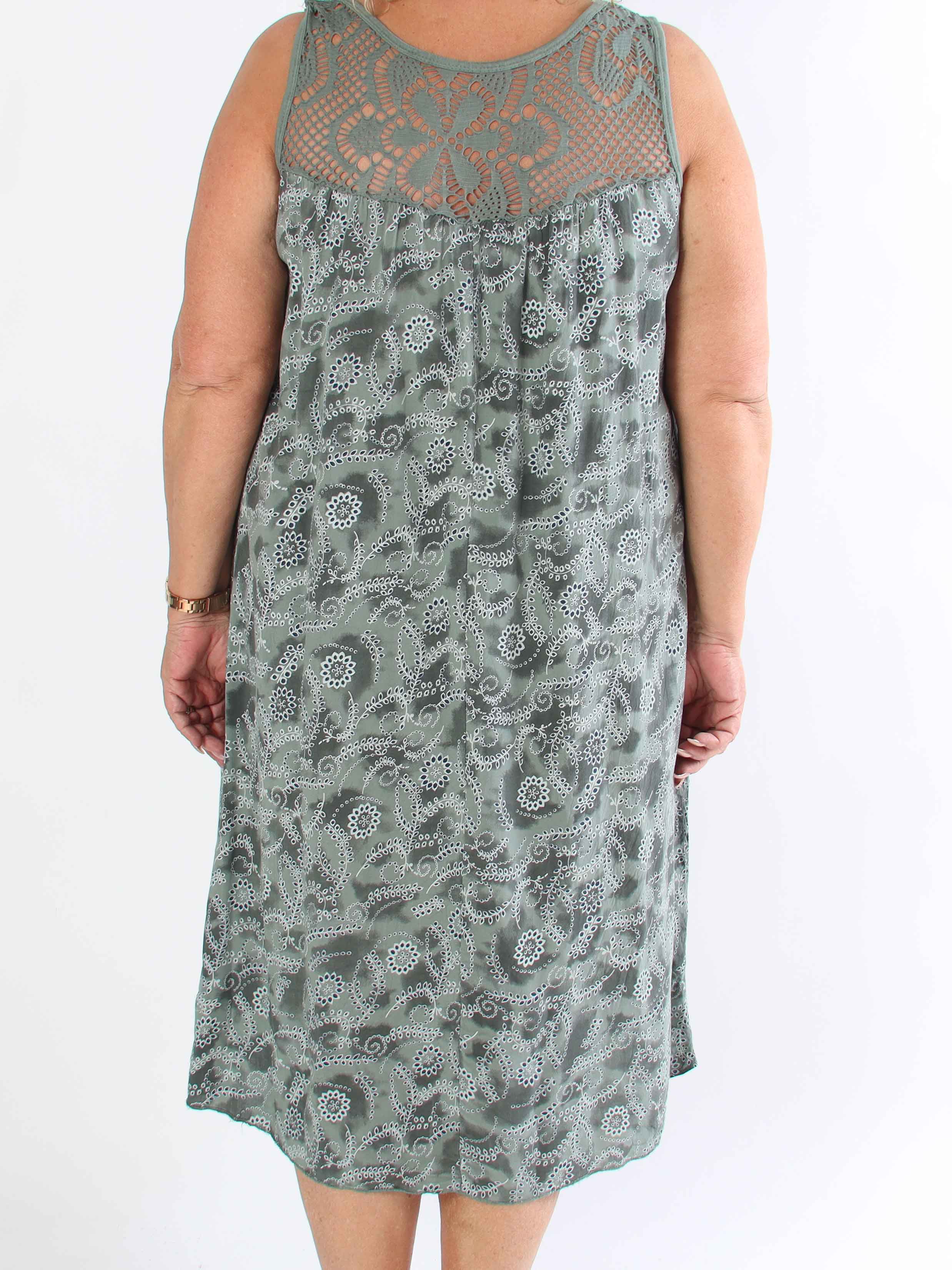 Florence - Plus size kjole i viskose med hulmønstret stropper