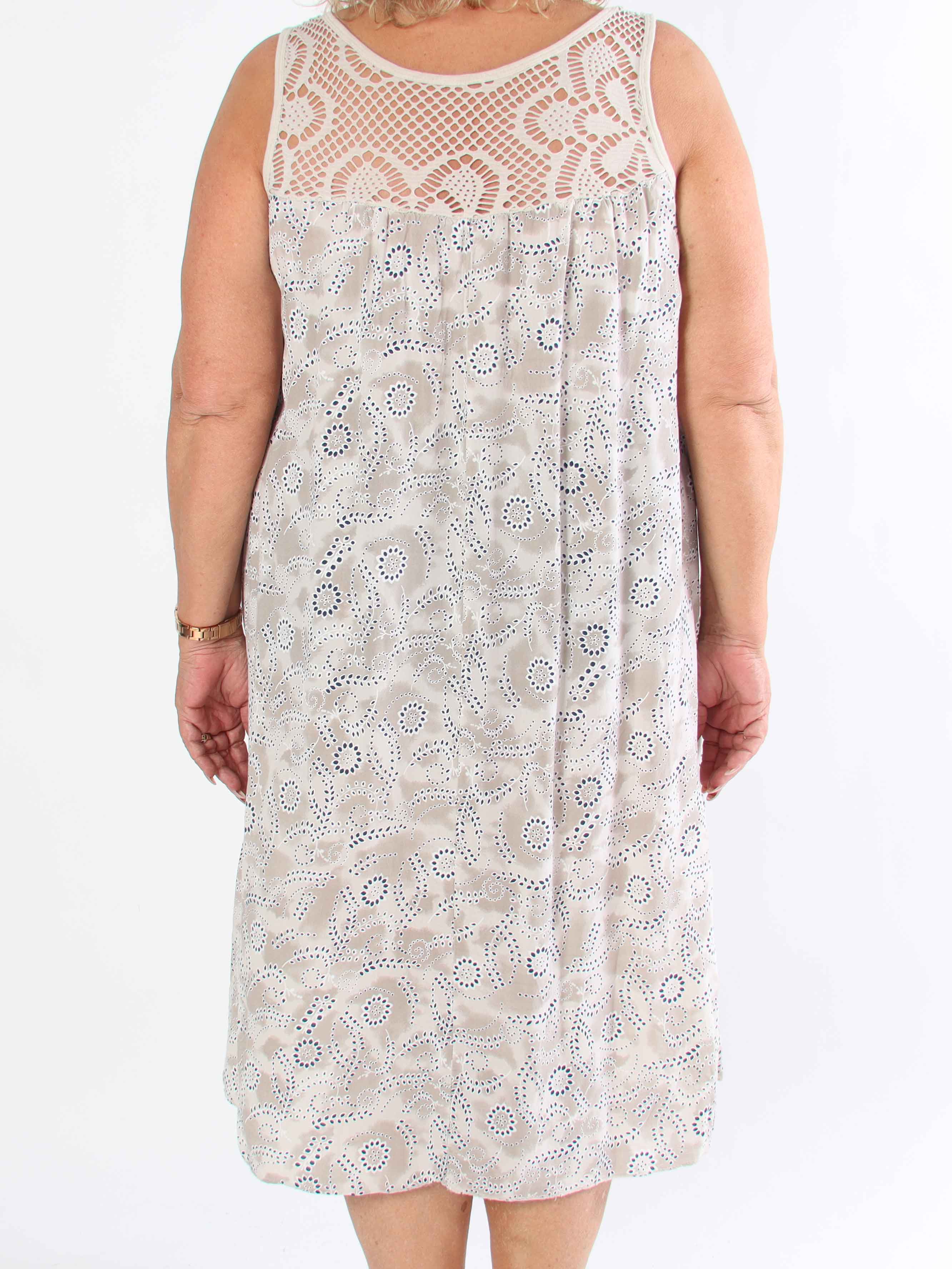 Florence - Plus size kjole i viskose med hulmønstret stropper