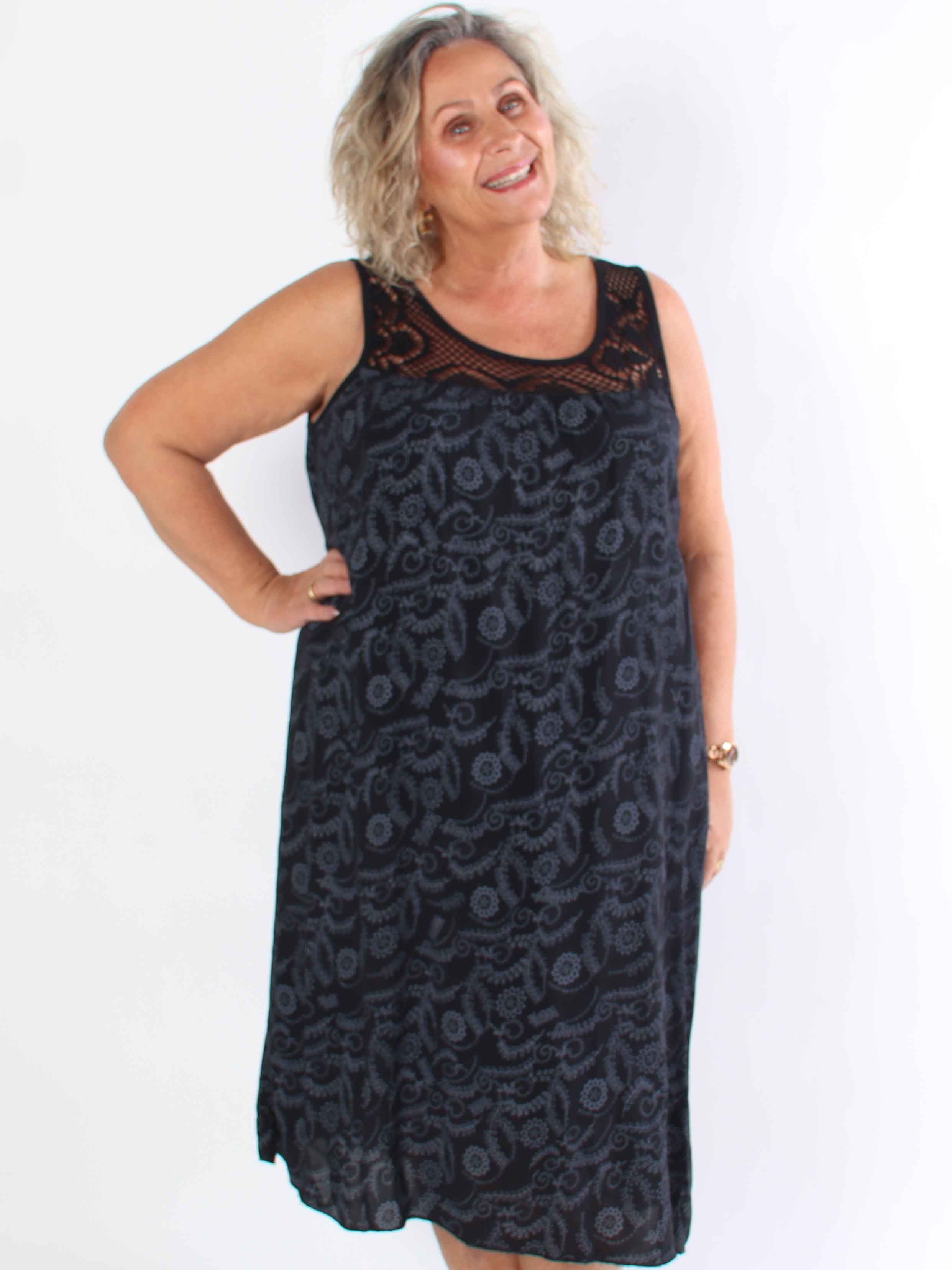 Florence - Plus size kjole i viskose med hulmønstret stropper