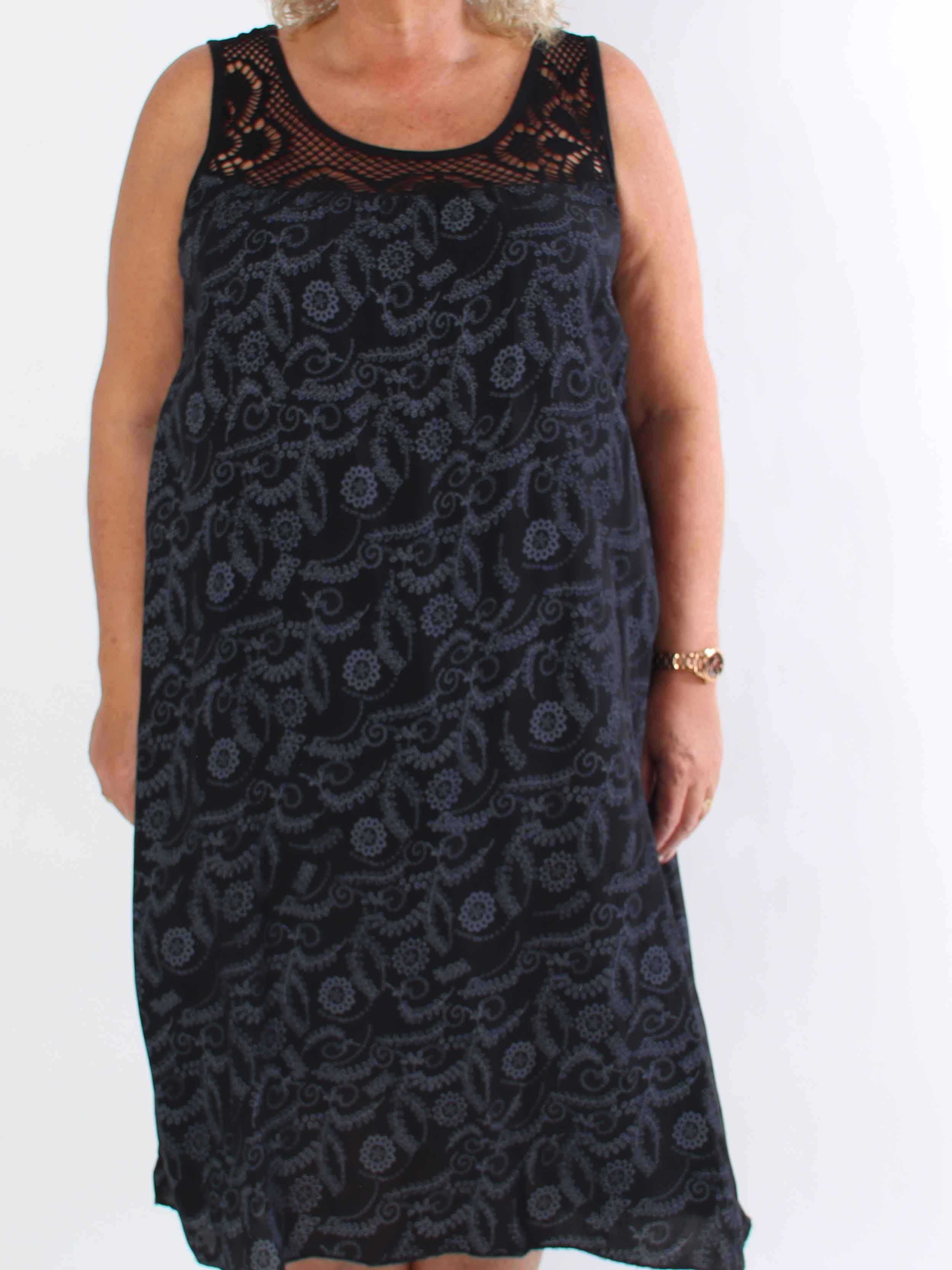 Florence - Plus size kjole i viskose med hulmønstret stropper