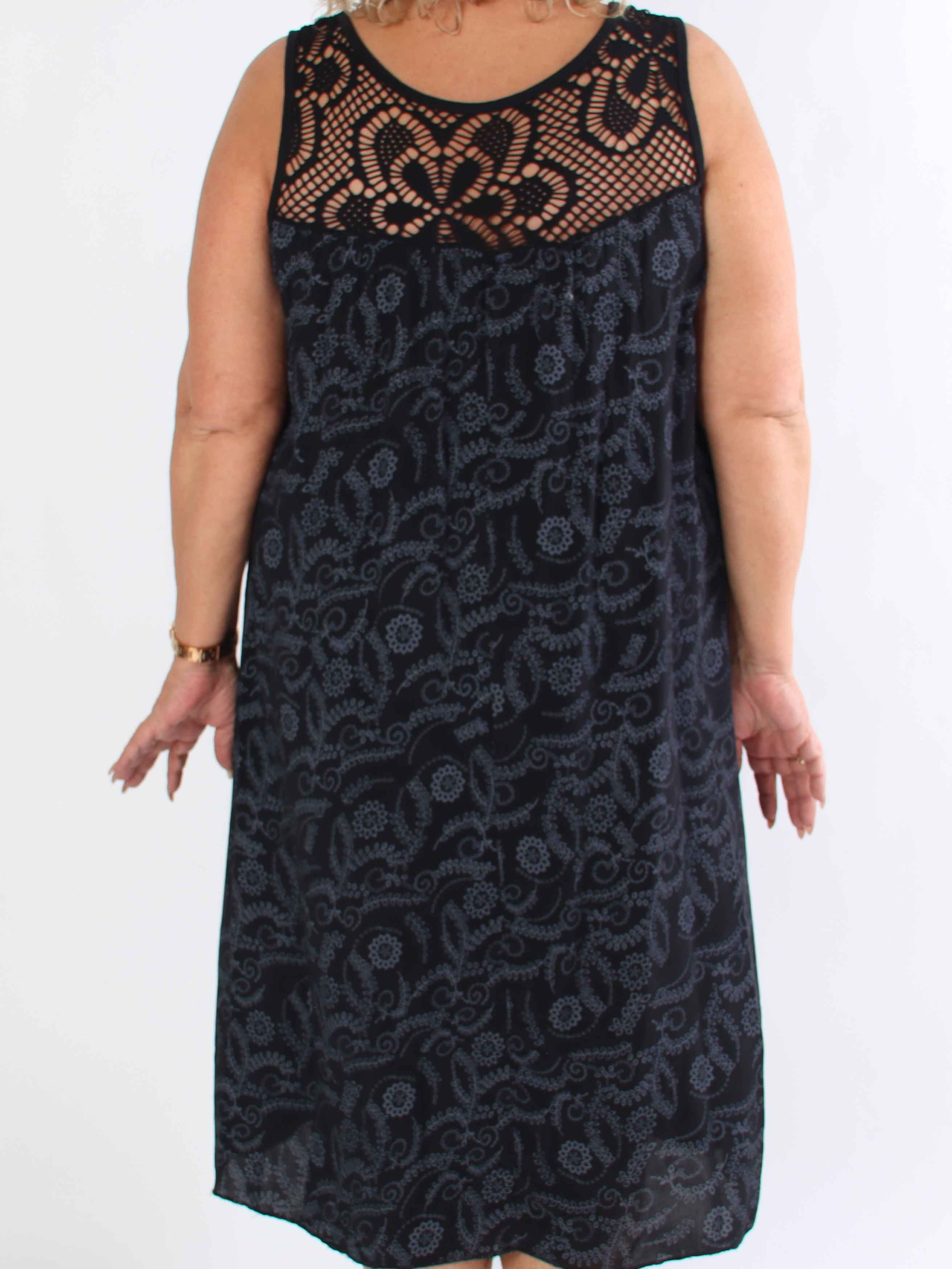 Florence - Plus size kjole i viskose med hulmønstret stropper