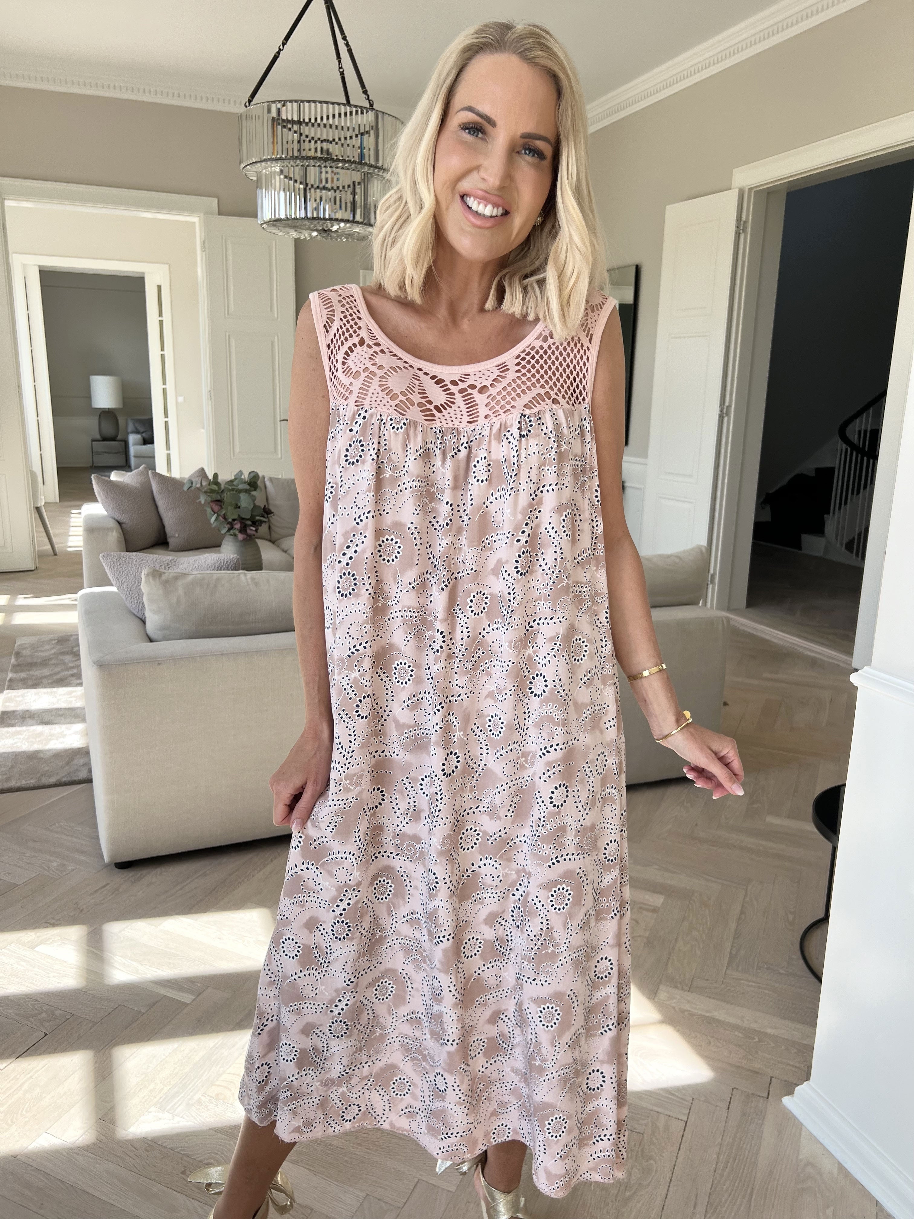 Florence - Kjole i viskose med hulmønstret stropper