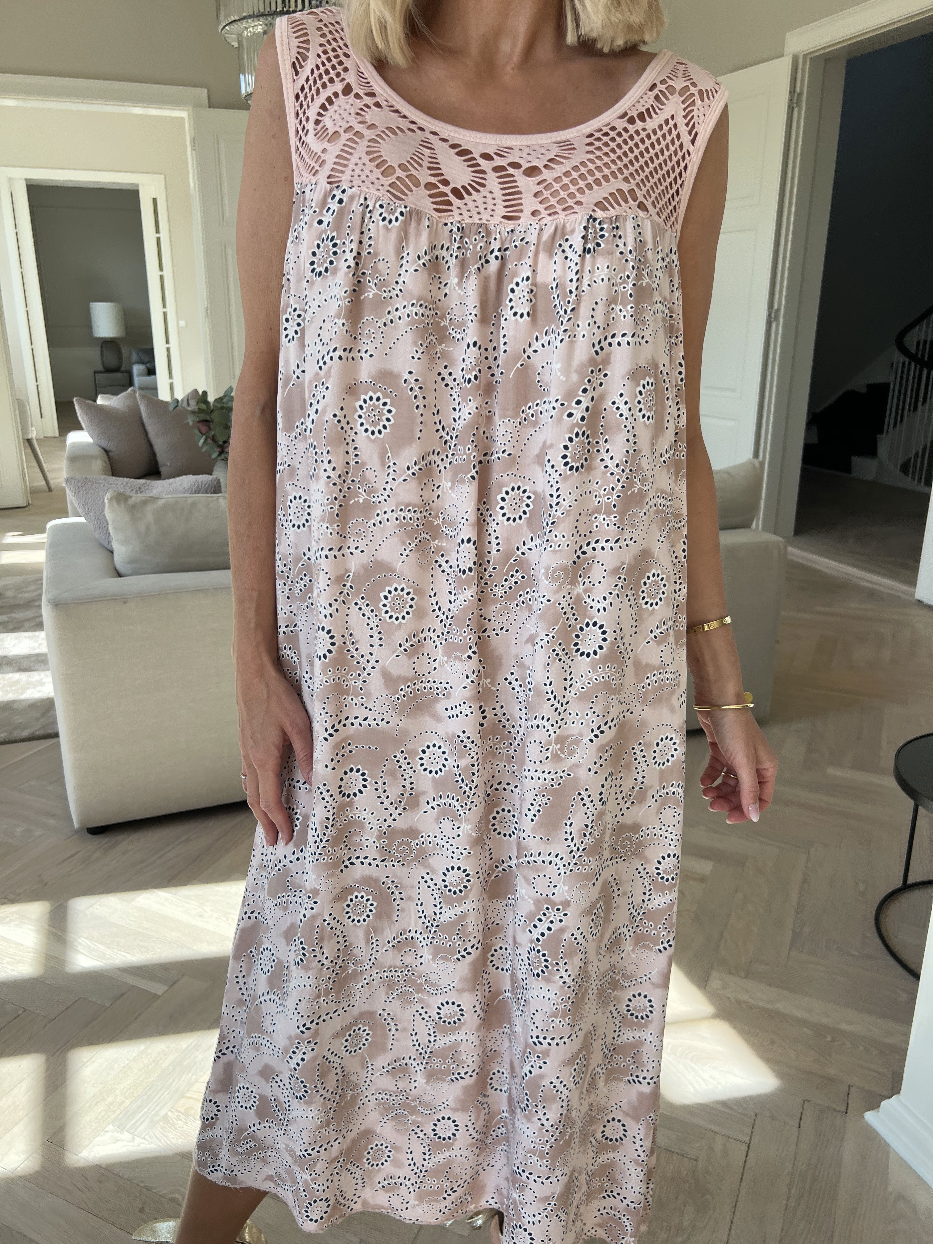 Florence - Kjole i viskose med hulmønstret stropper