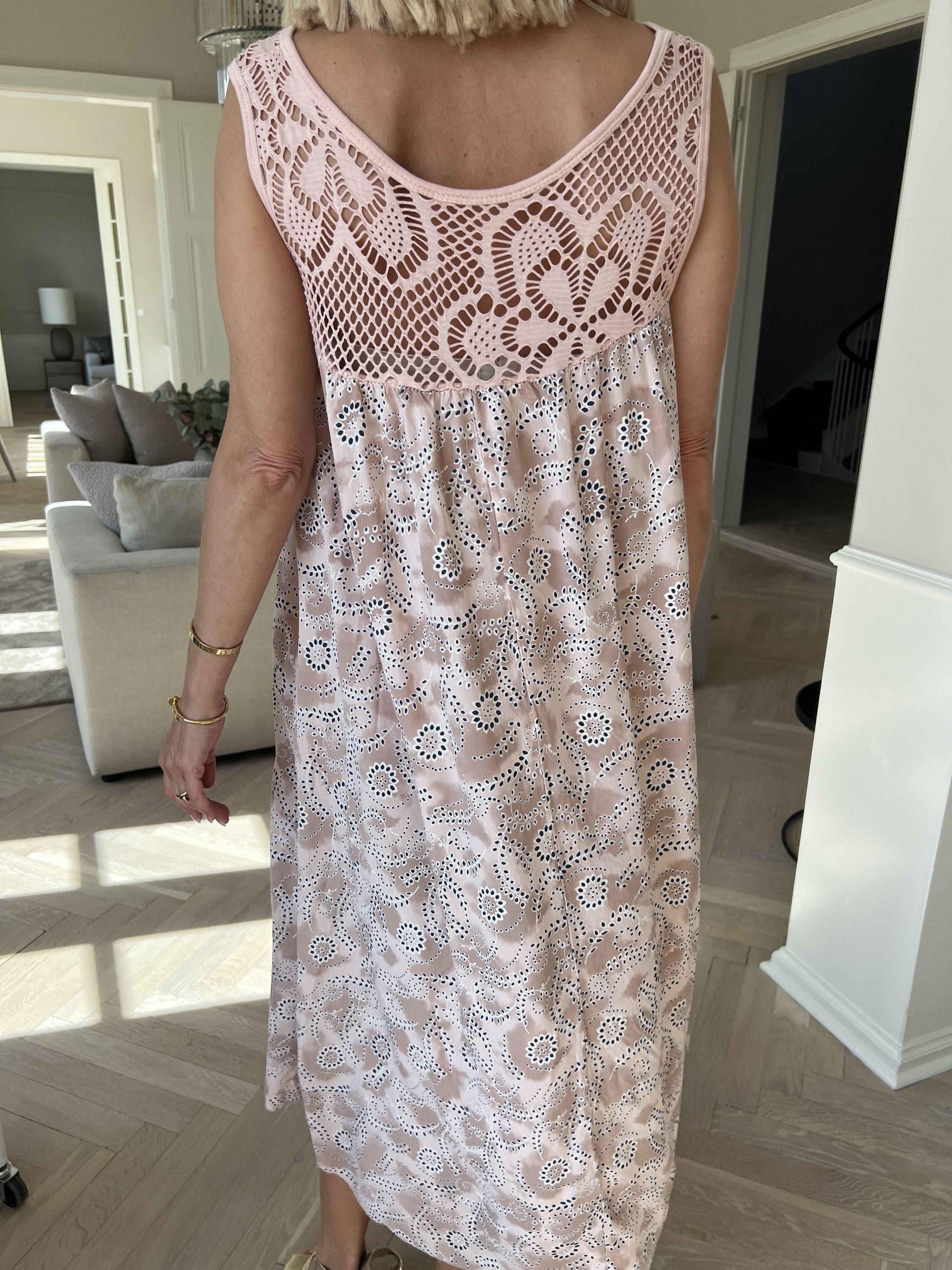 Florence - Kjole i viskose med hulmønstret stropper