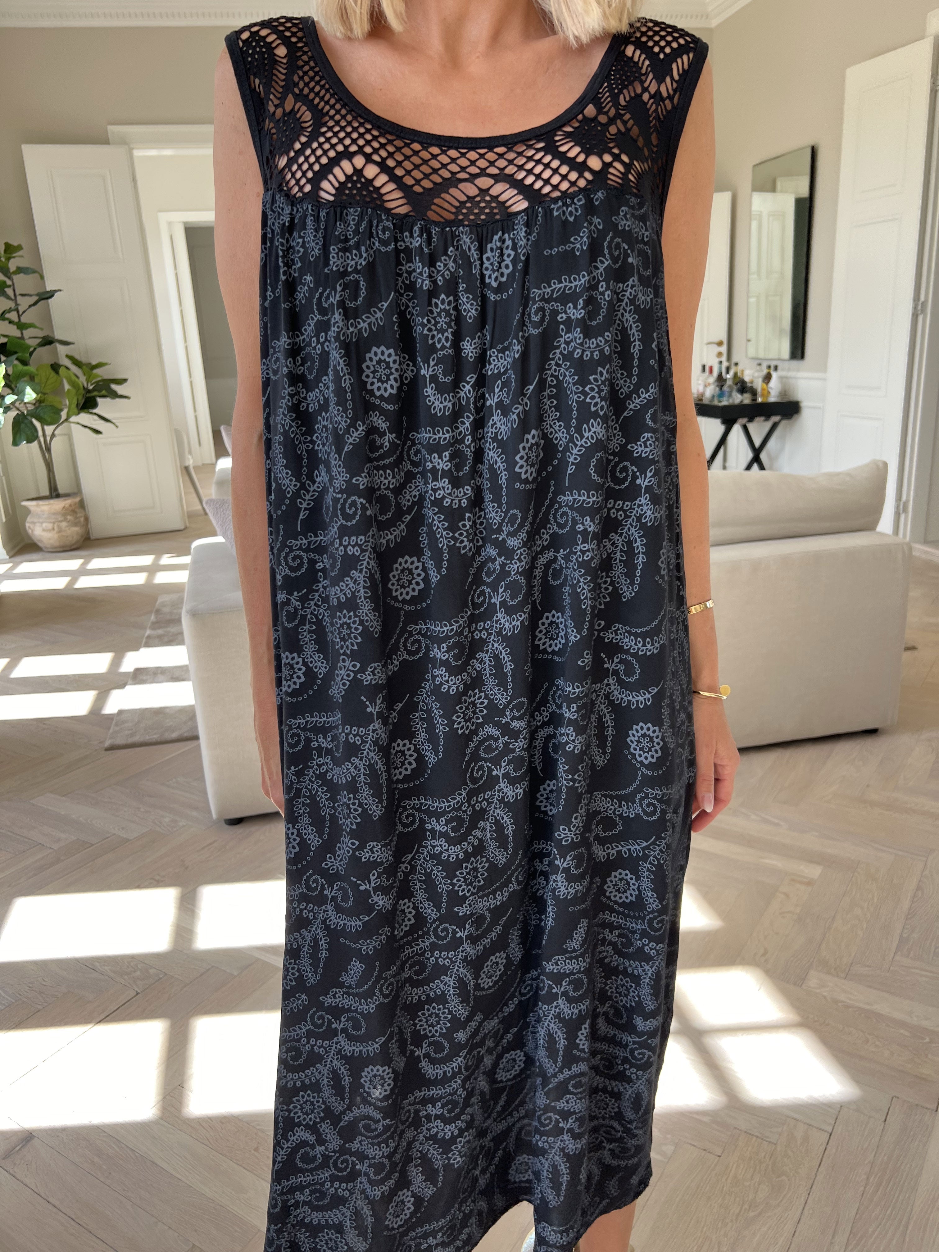 Florence - Kjole i viskose med hulmønstret stropper