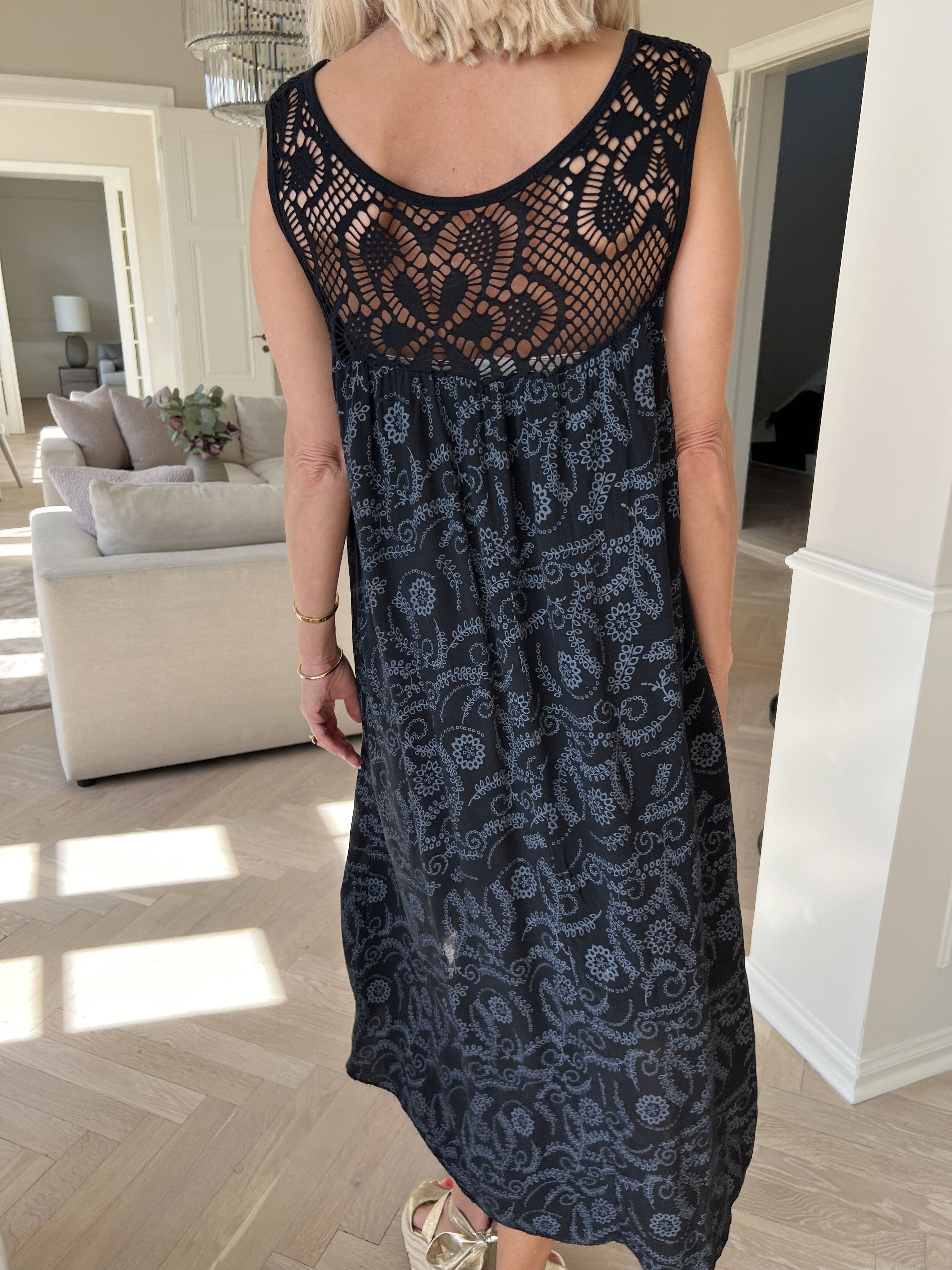 Florence - Kjole i viskose med hulmønstret stropper