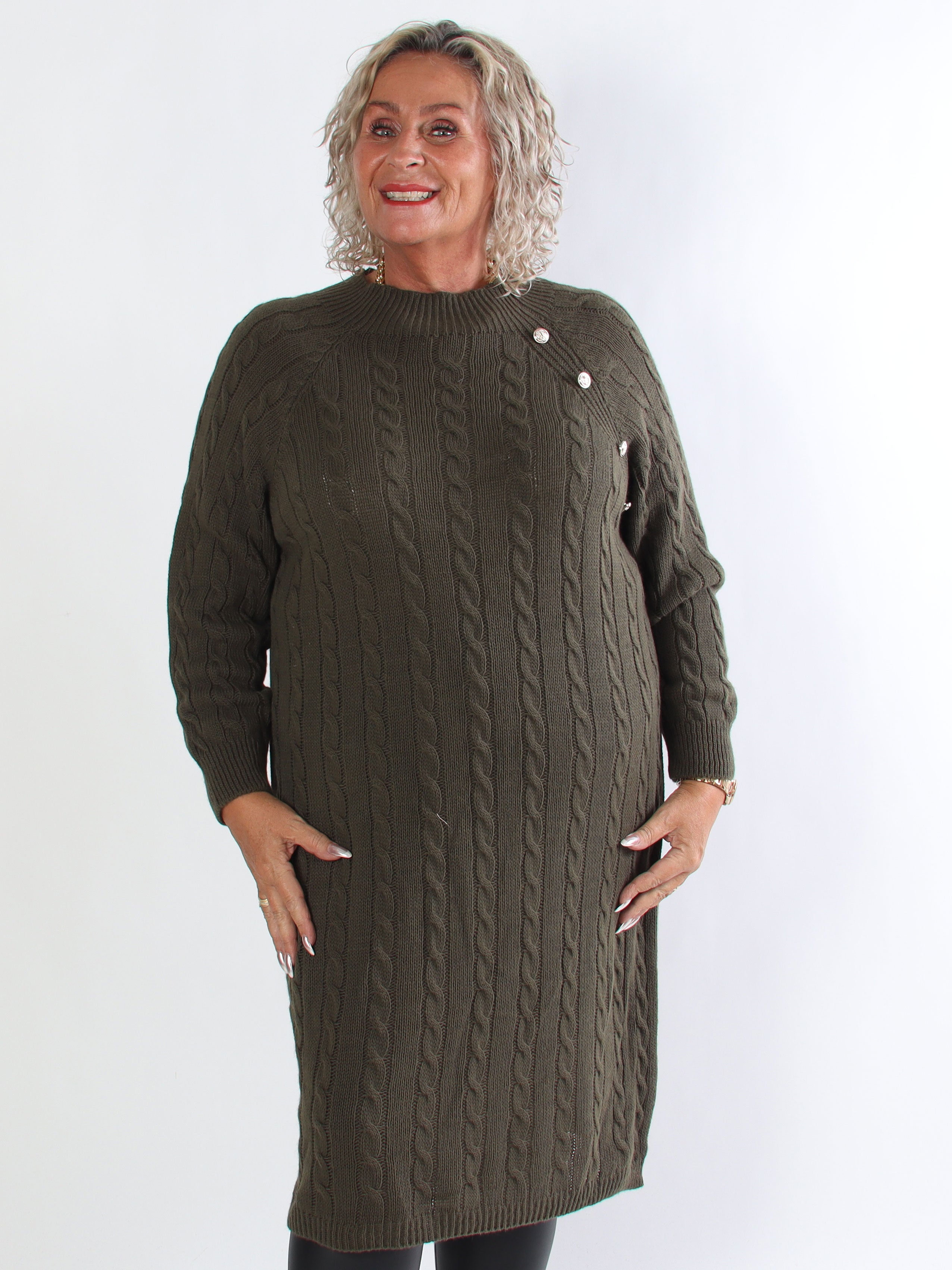 Floresta - Plus size strikkjole med kabelstrik og guld knapper