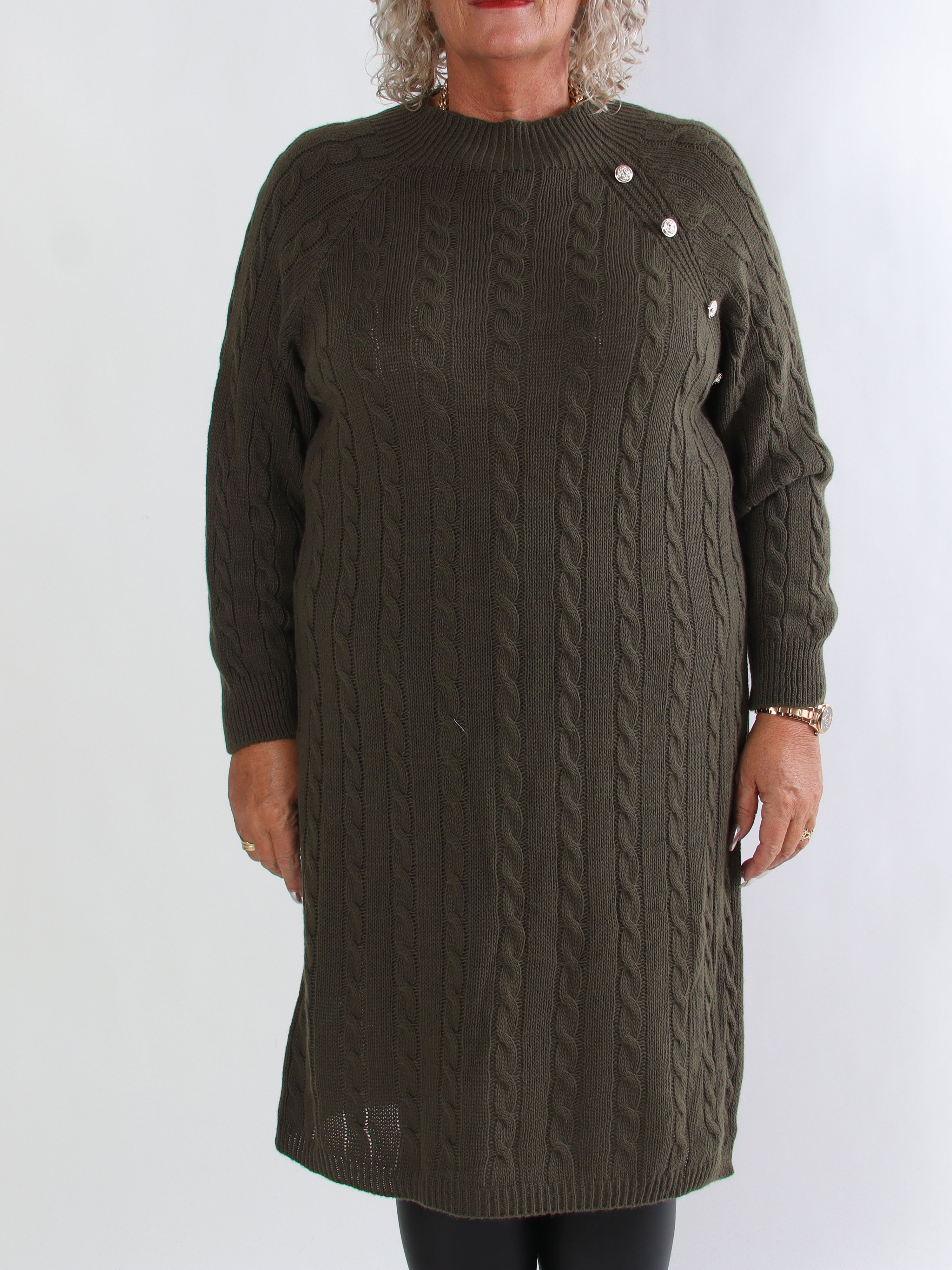 Floresta - Plus size strikkjole med kabelstrik og guld knapper