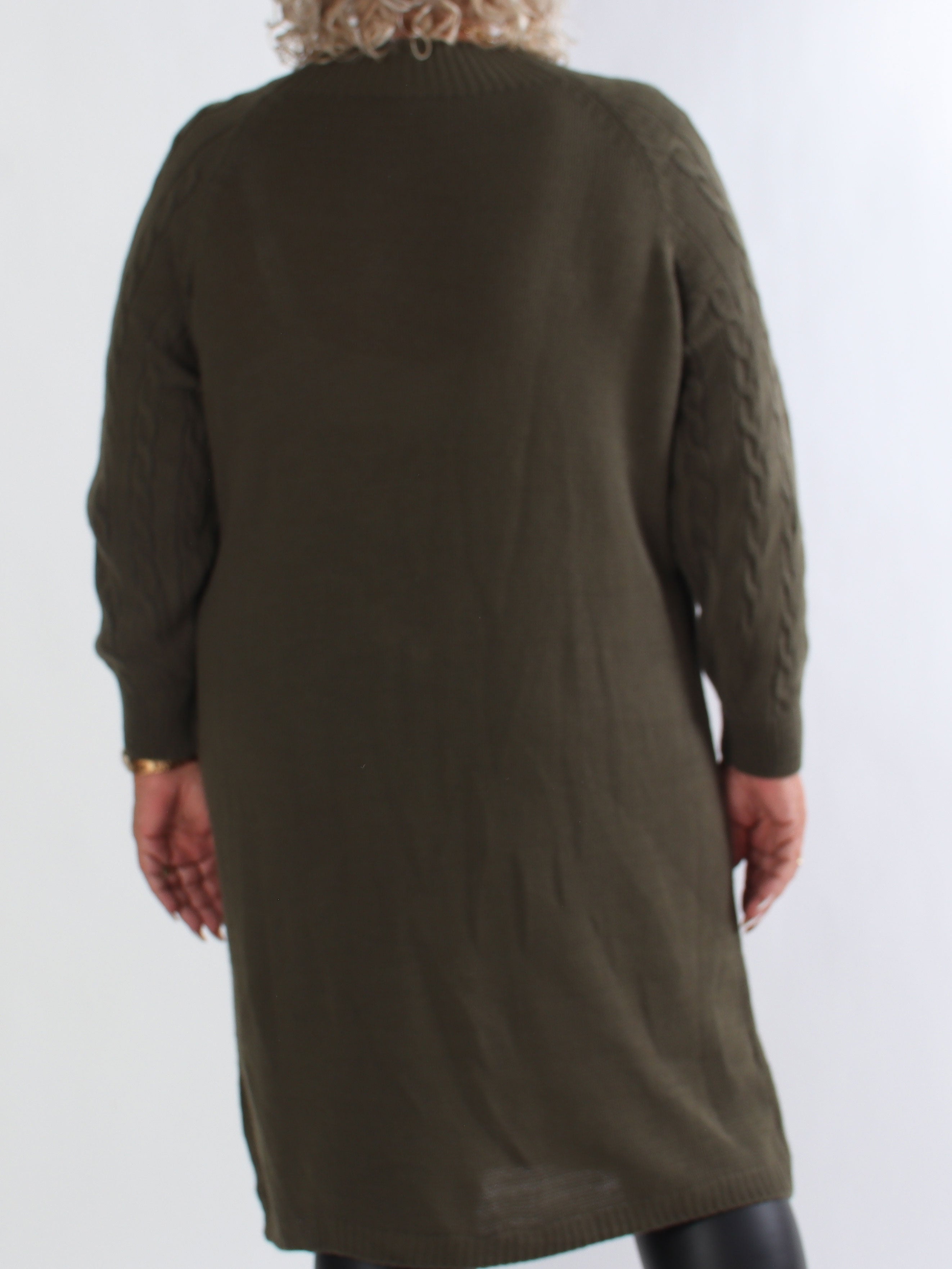 Floresta - Plus size strikkjole med kabelstrik og guld knapper