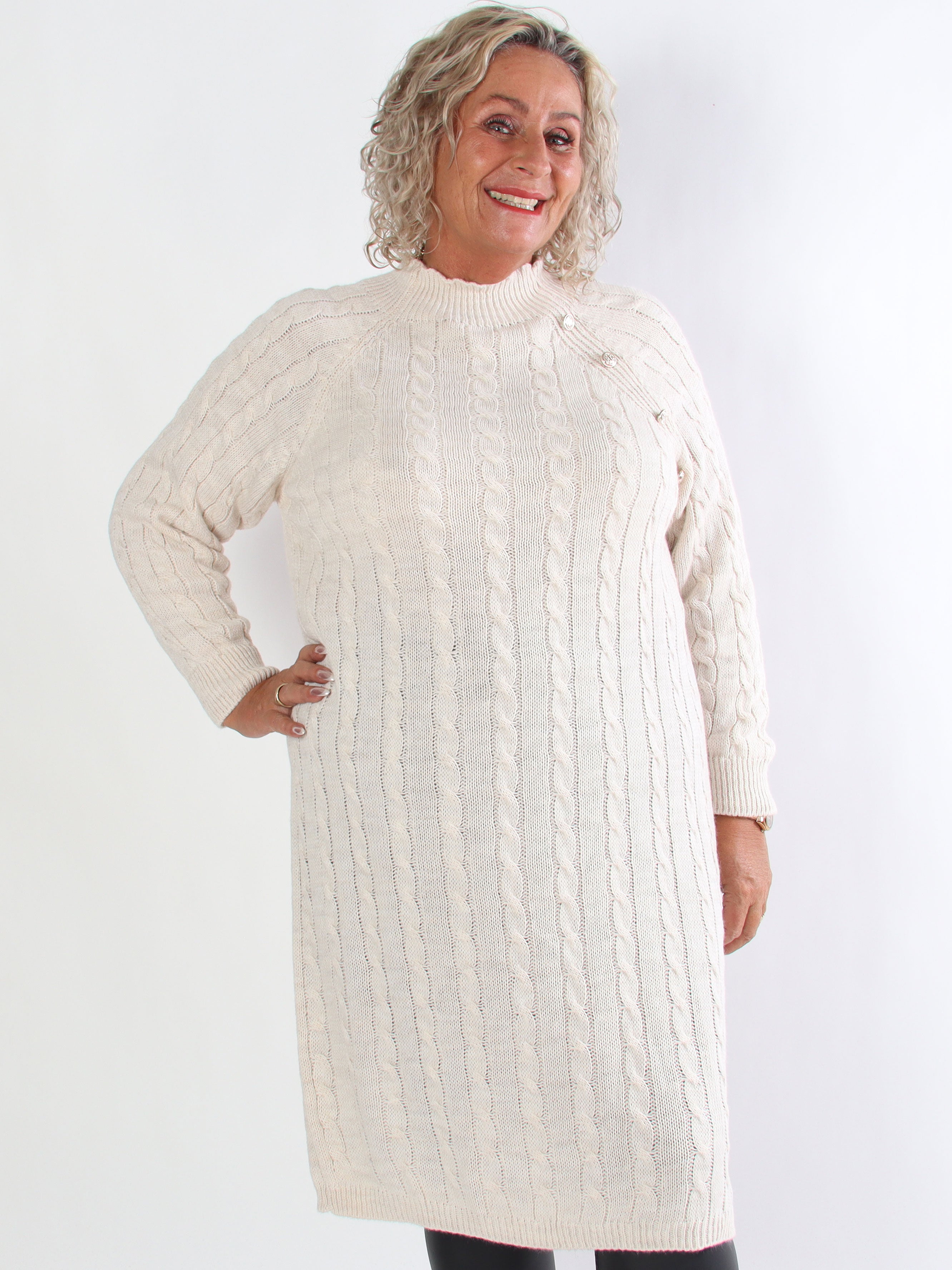 Floresta - Plus size strikkjole med kabelstrik og guld knapper