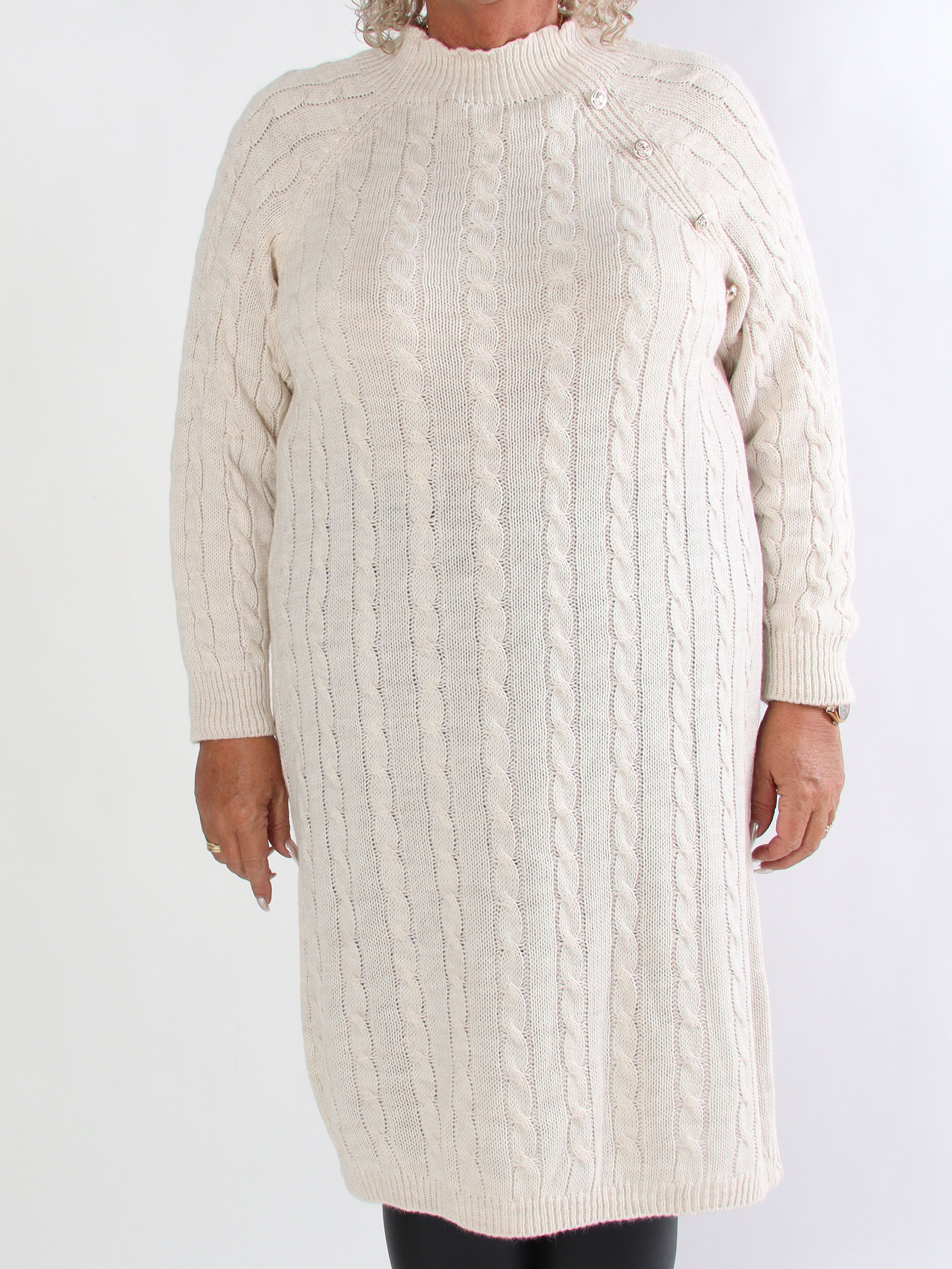 Floresta - Plus size strikkjole med kabelstrik og guld knapper