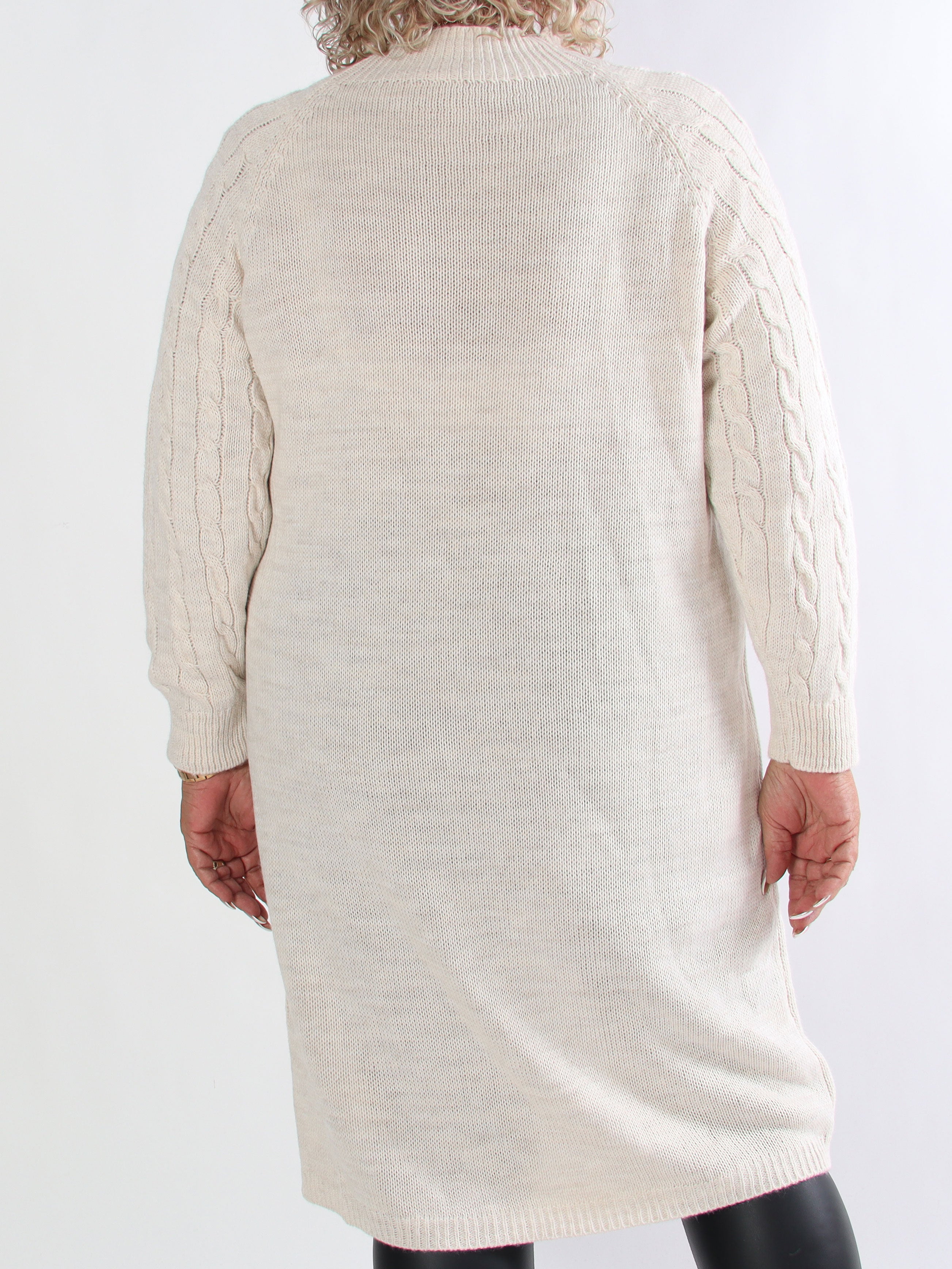 Floresta - Plus size strikkjole med kabelstrik og guld knapper