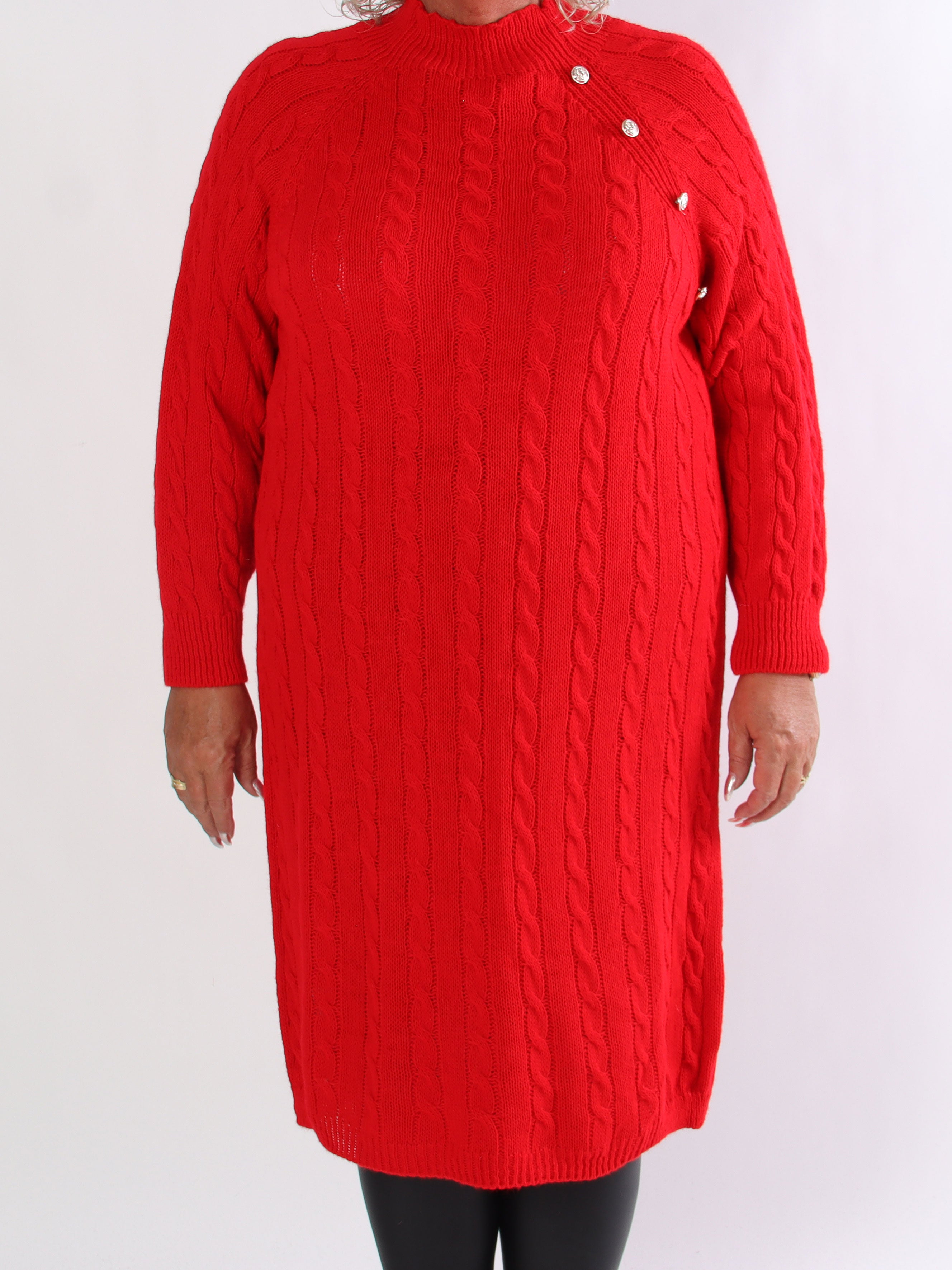 Floresta - Plus size strikkjole med kabelstrik og guld knapper