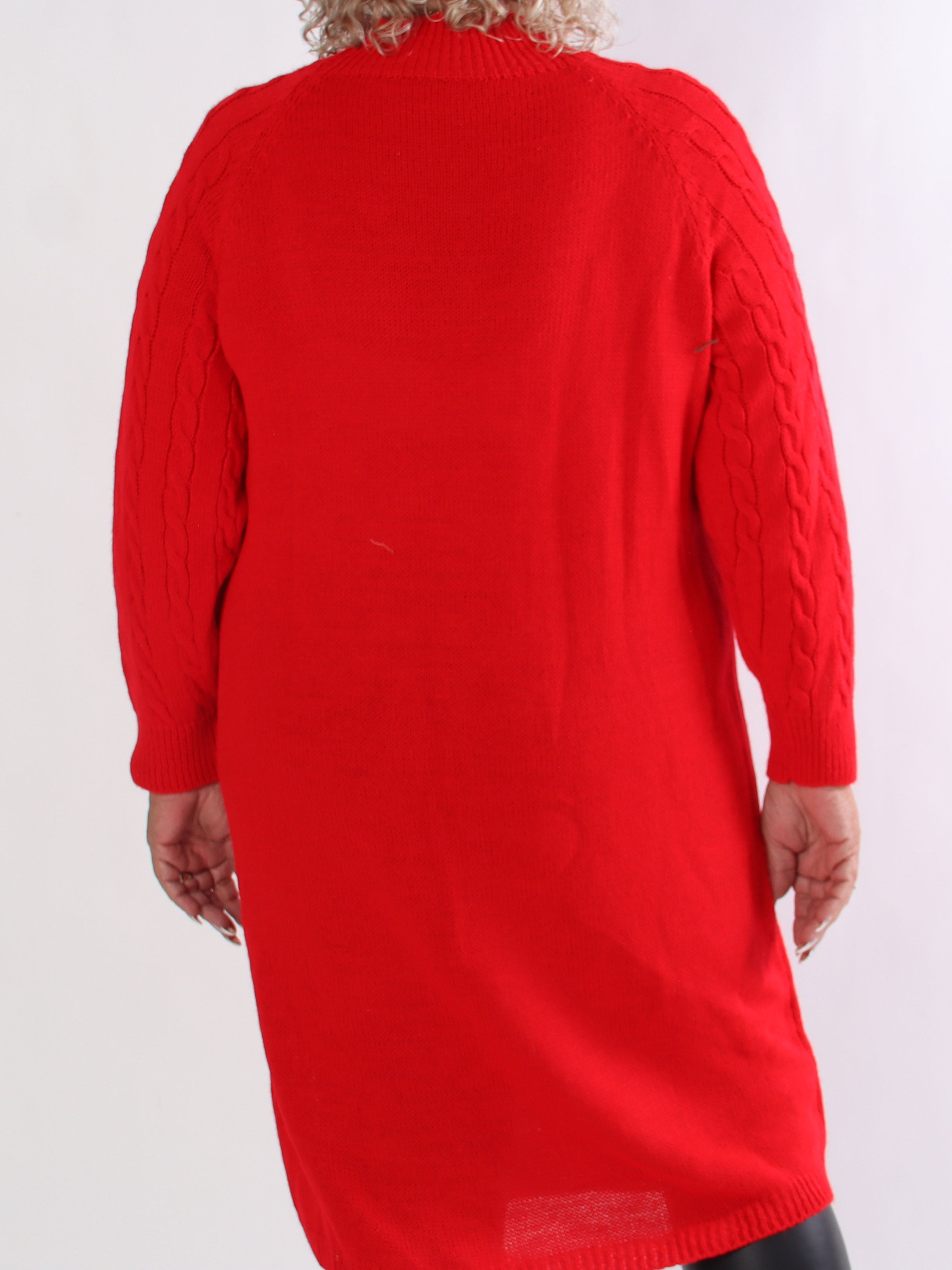 Floresta - Plus size strikkjole med kabelstrik og guld knapper