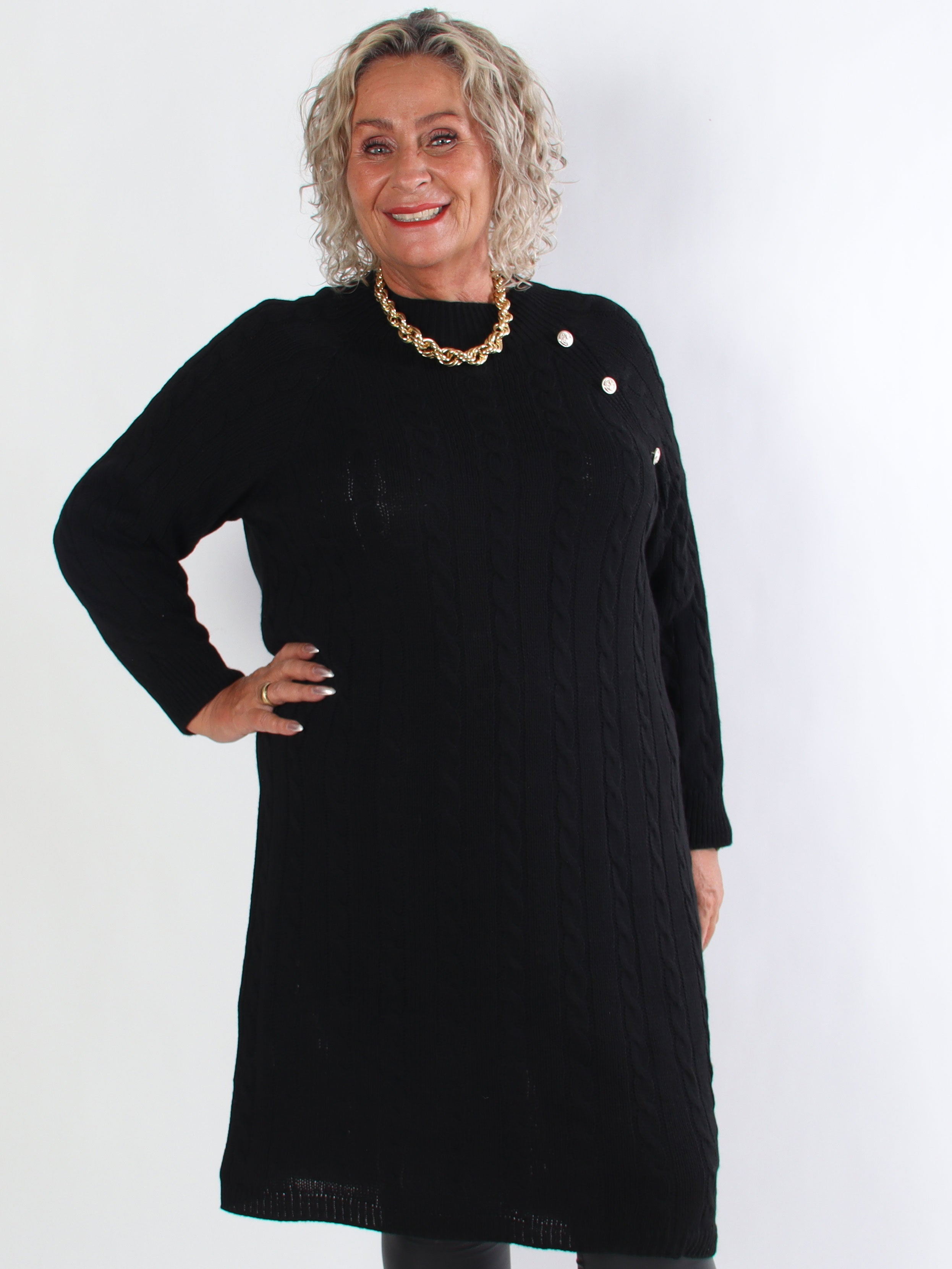 Floresta - Plus size strikkjole med kabelstrik og guld knapper