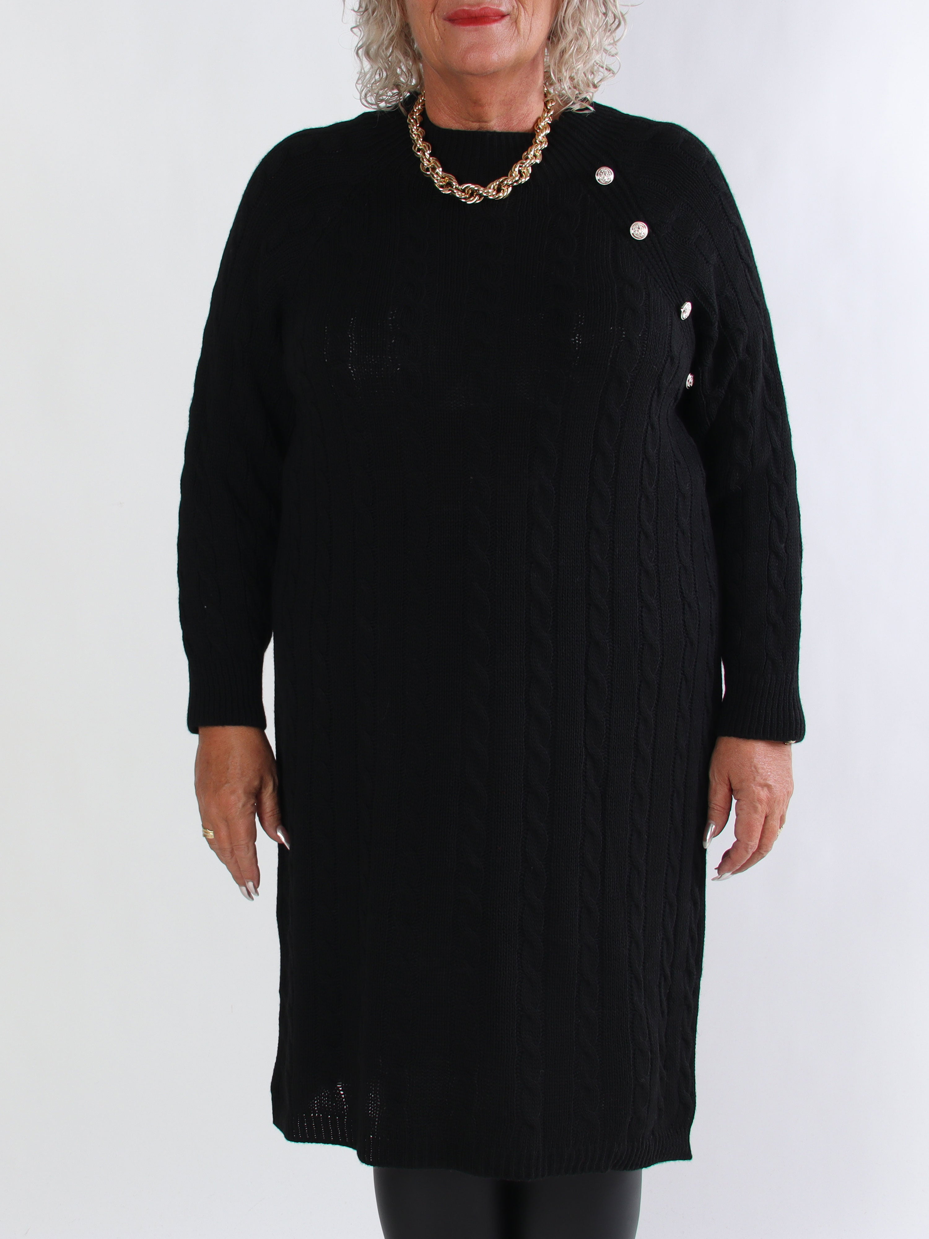 Floresta - Plus size strikkjole med kabelstrik og guld knapper