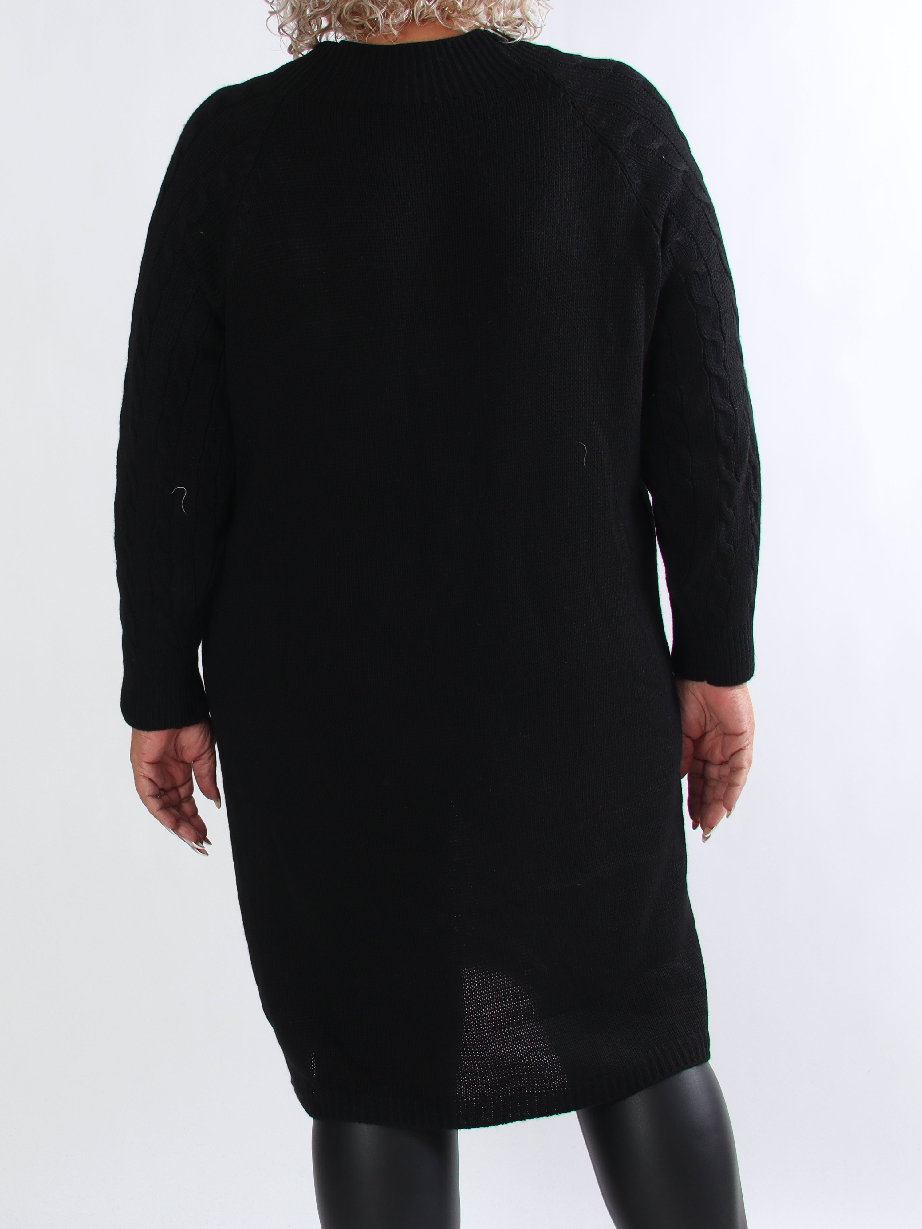 Floresta - Plus size strikkjole med kabelstrik og guld knapper