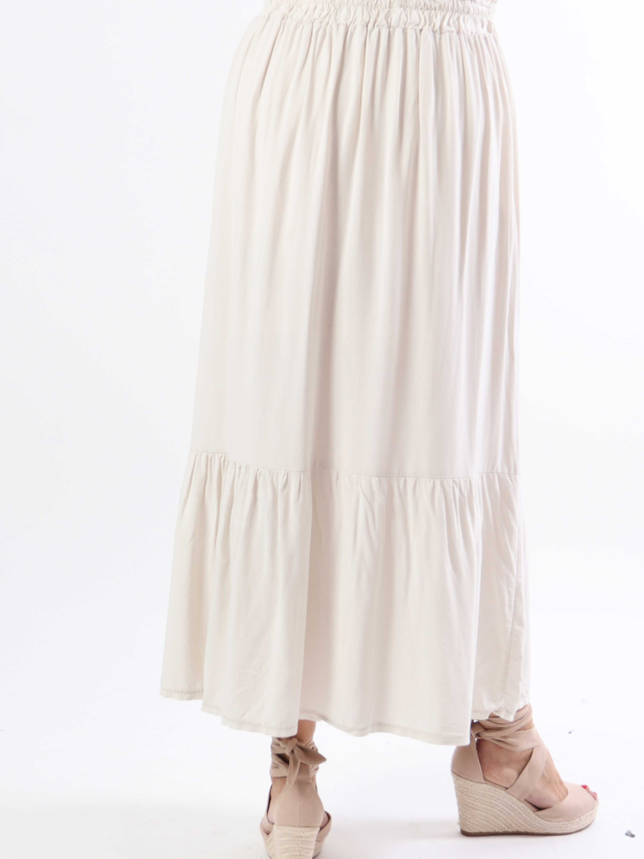 Florida - Sød plus size nederdel i viskose med flæsekant forneden