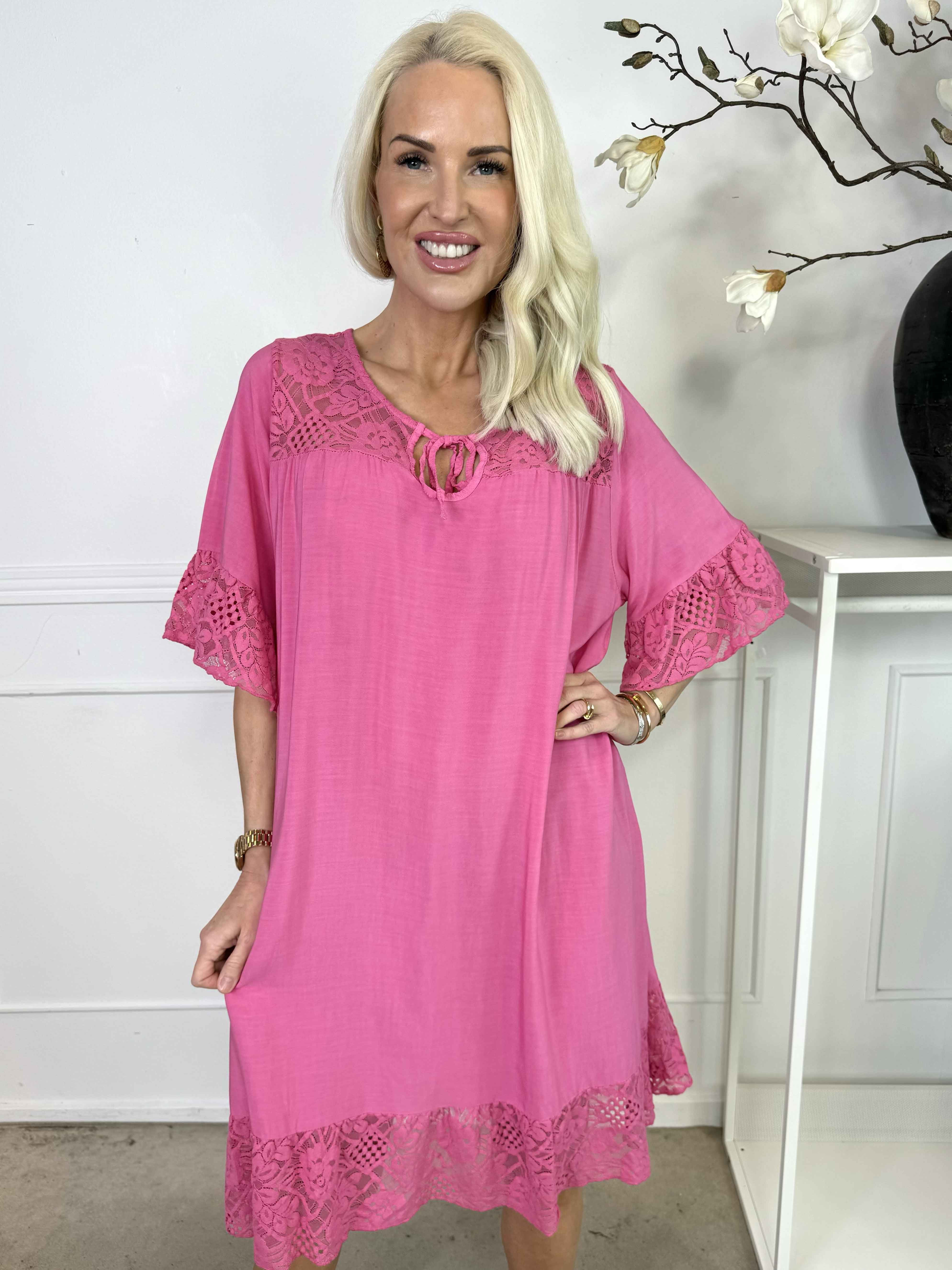 Floriza - Sød kjole i viskose med blondekanter