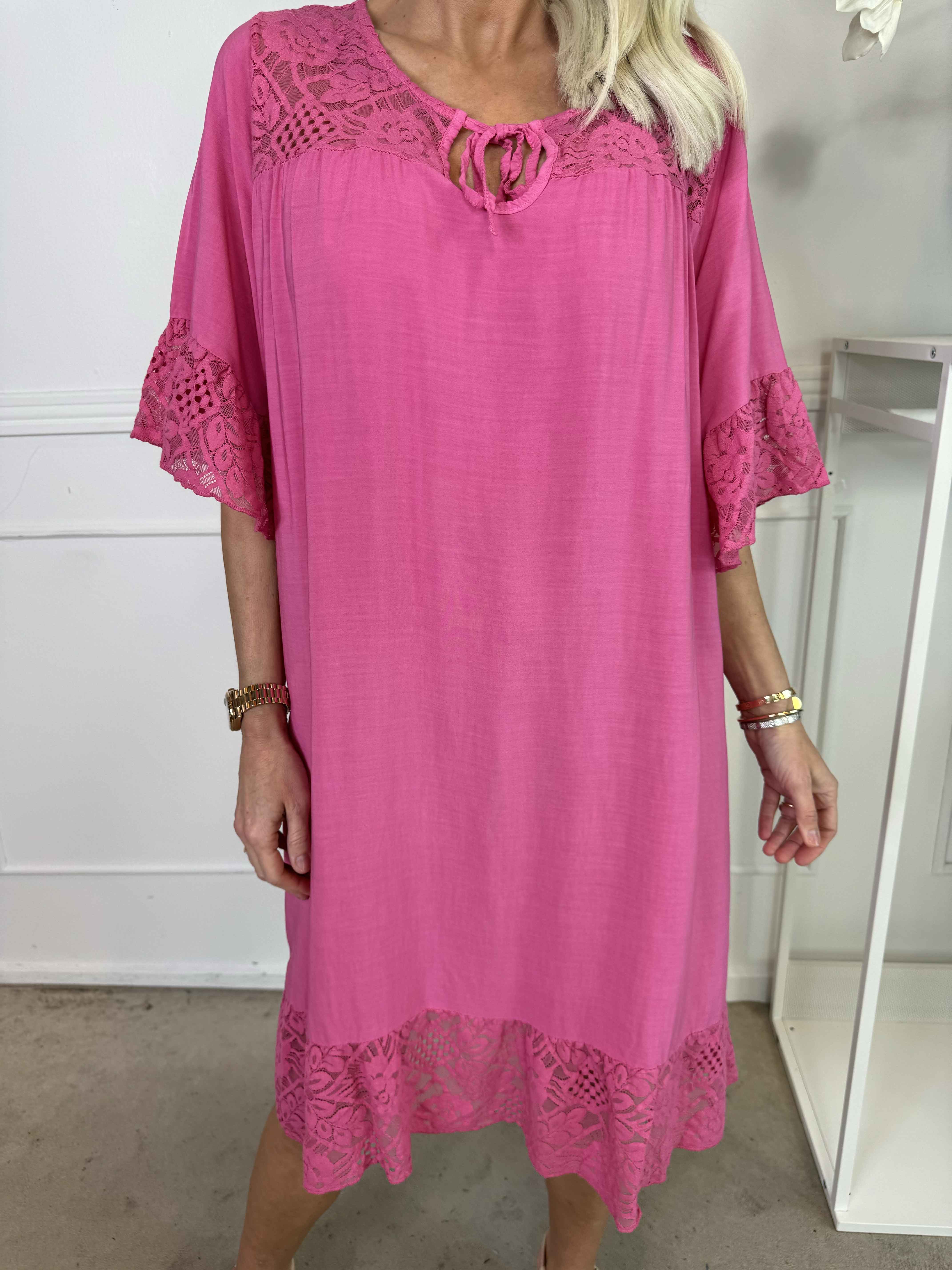 Floriza - Sød kjole i viskose med blondekanter