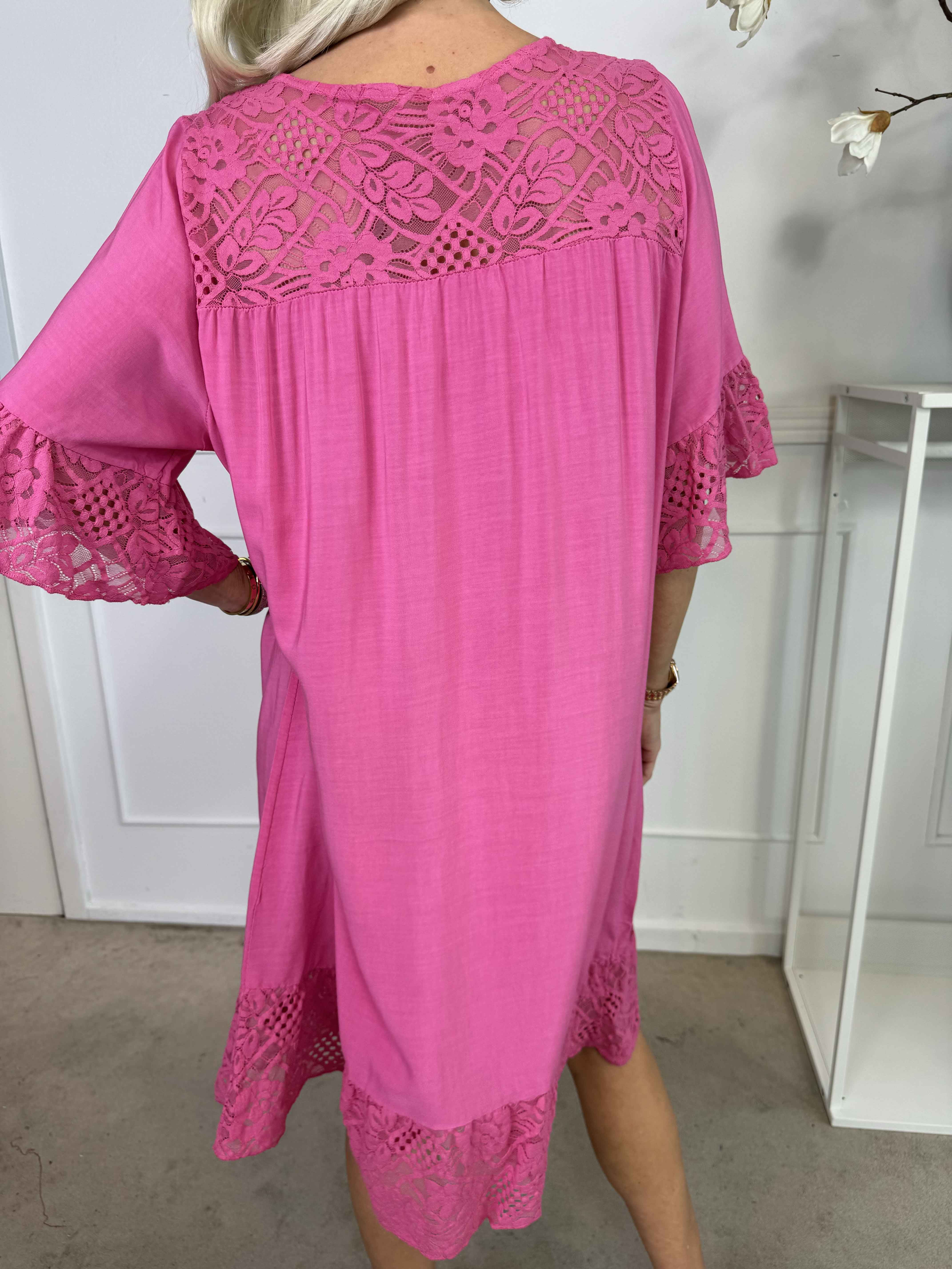 Floriza - Sød kjole i viskose med blondekanter