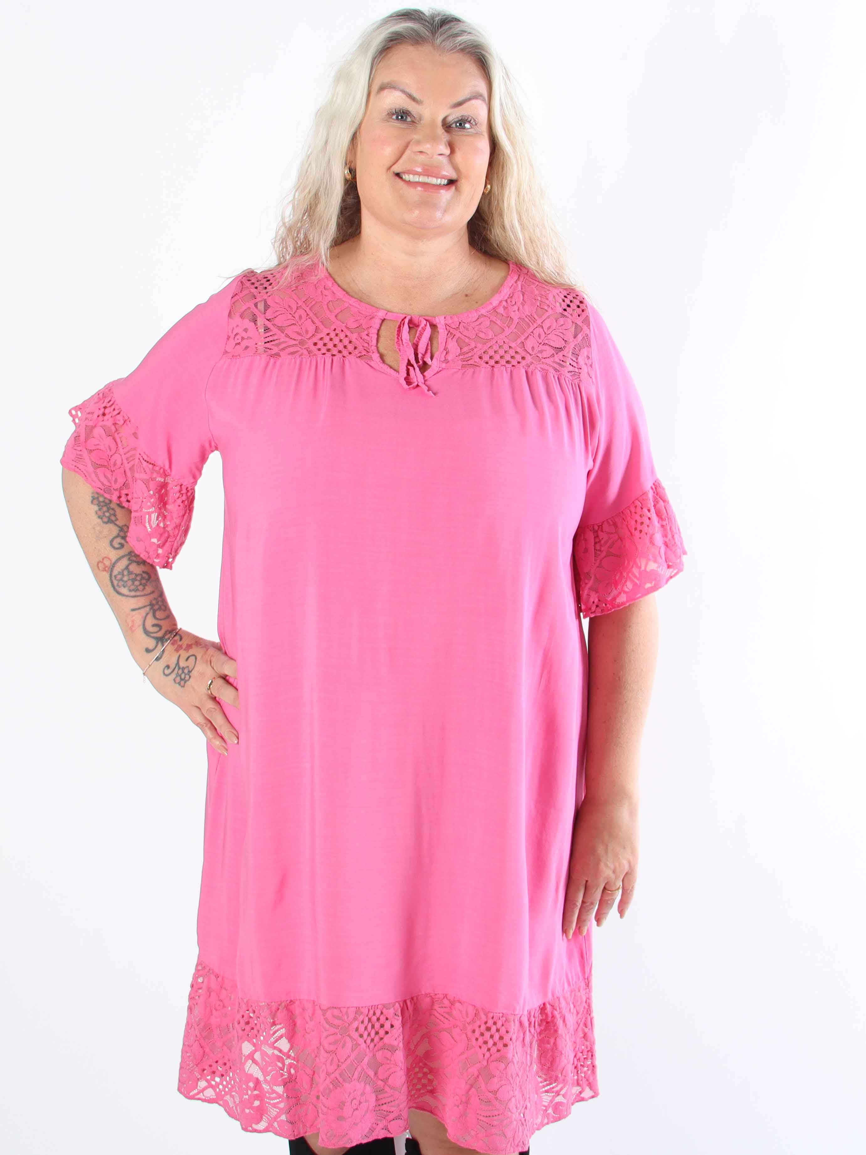 Floriza - Sød plus size kjole i viskose med blondekanter