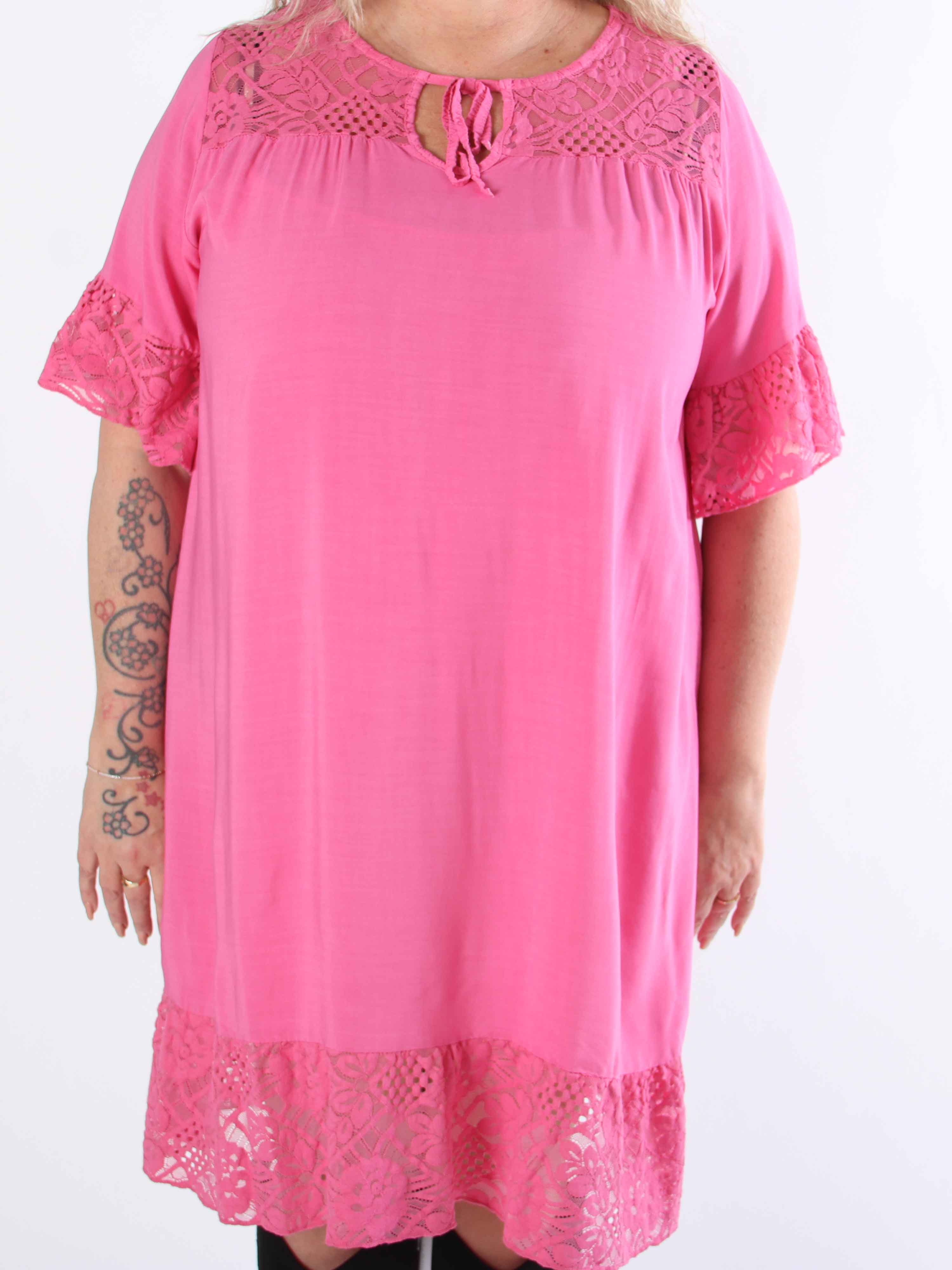 Floriza - Sød plus size kjole i viskose med blondekanter