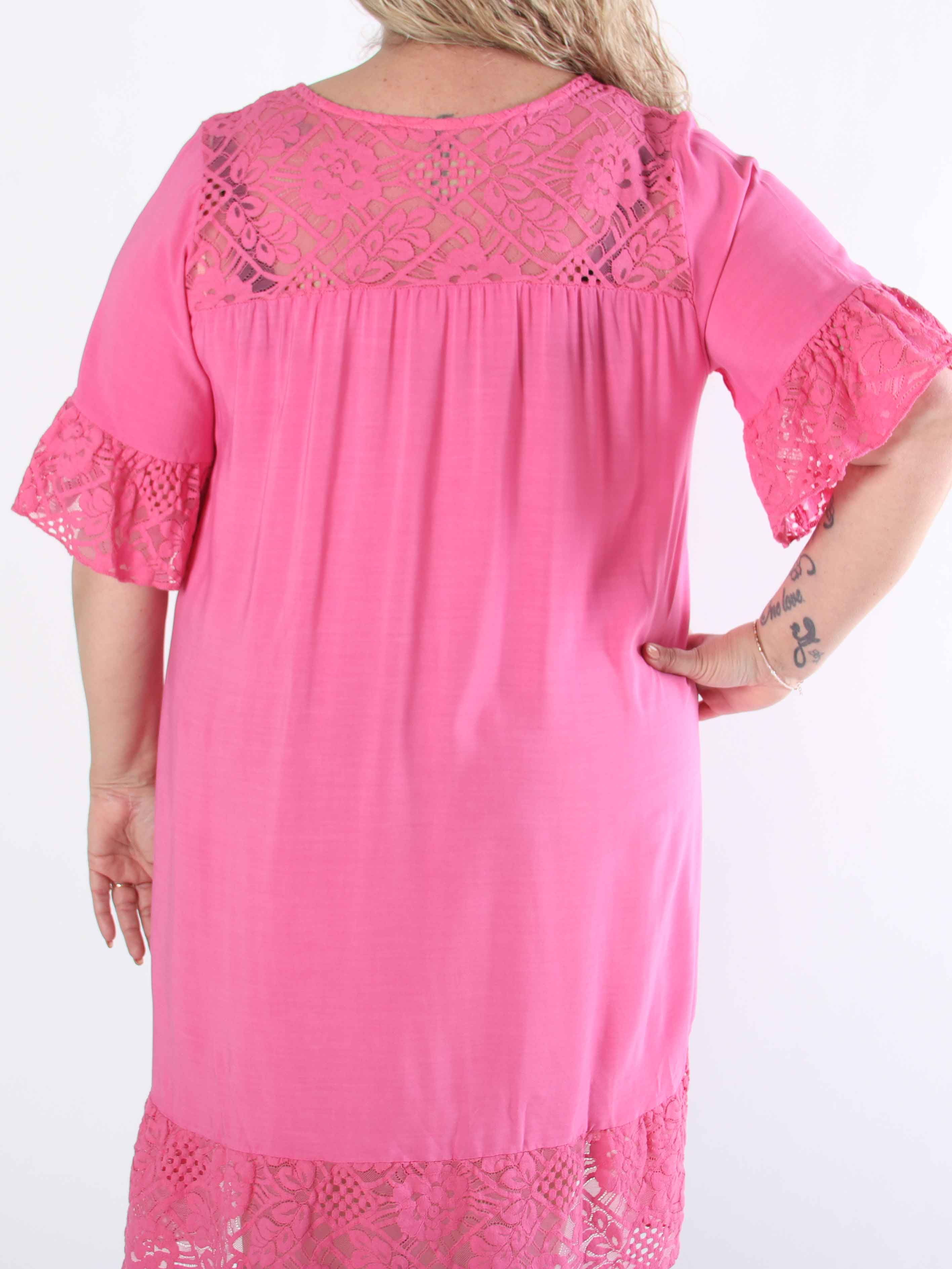 Floriza - Sød plus size kjole i viskose med blondekanter