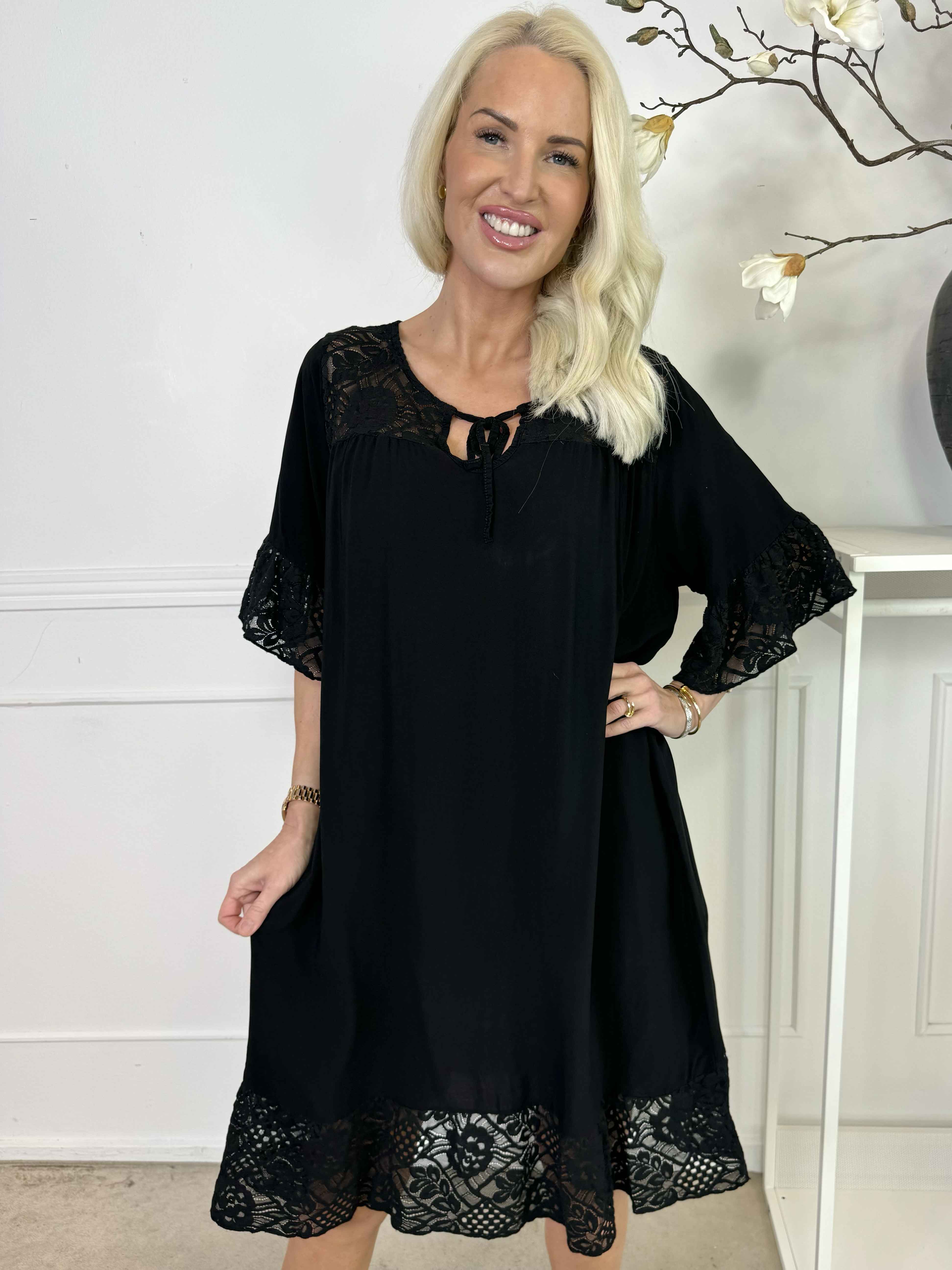 Floriza - Sød kjole i viskose med blondekanter