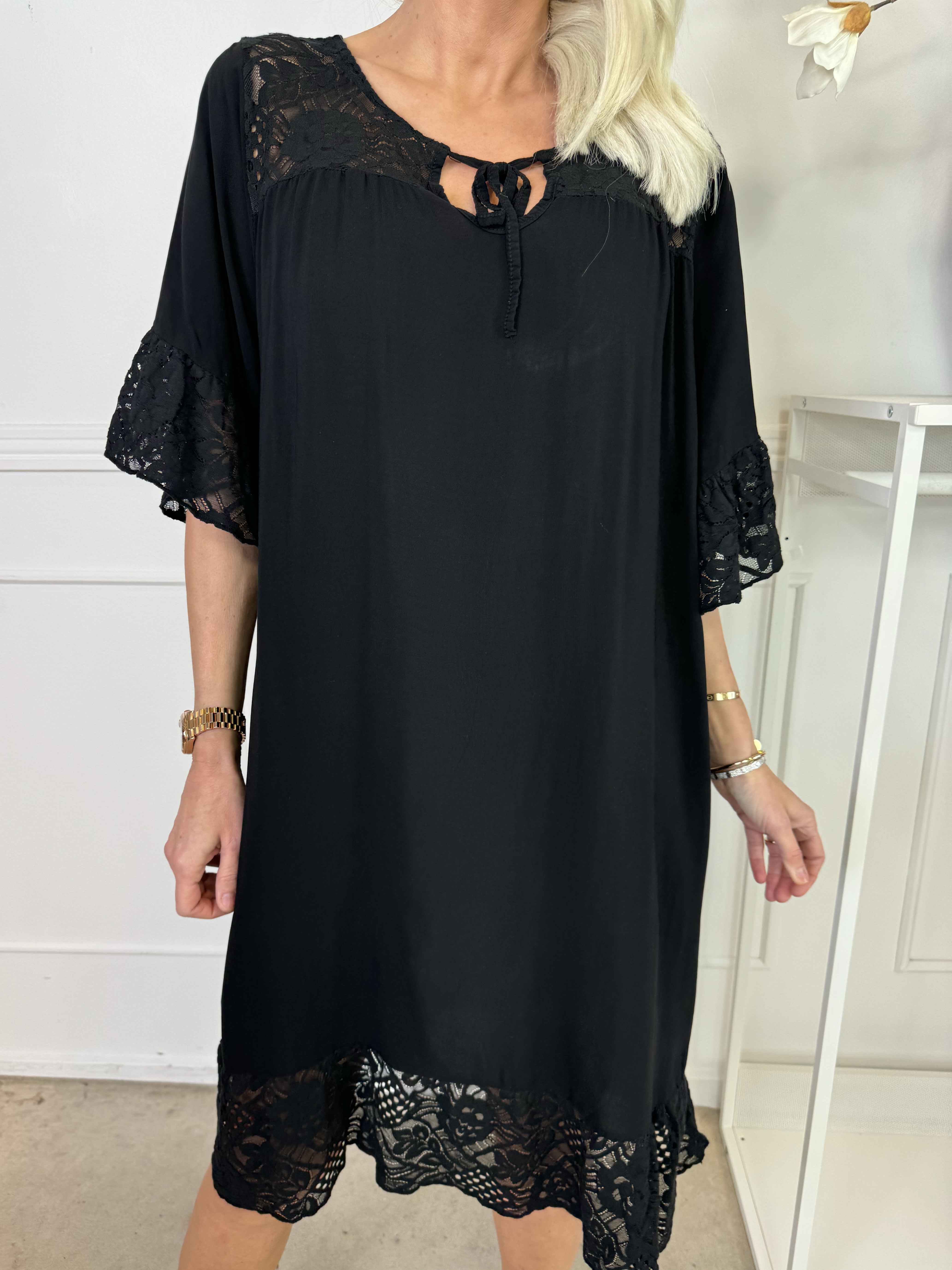 Floriza - Sød kjole i viskose med blondekanter