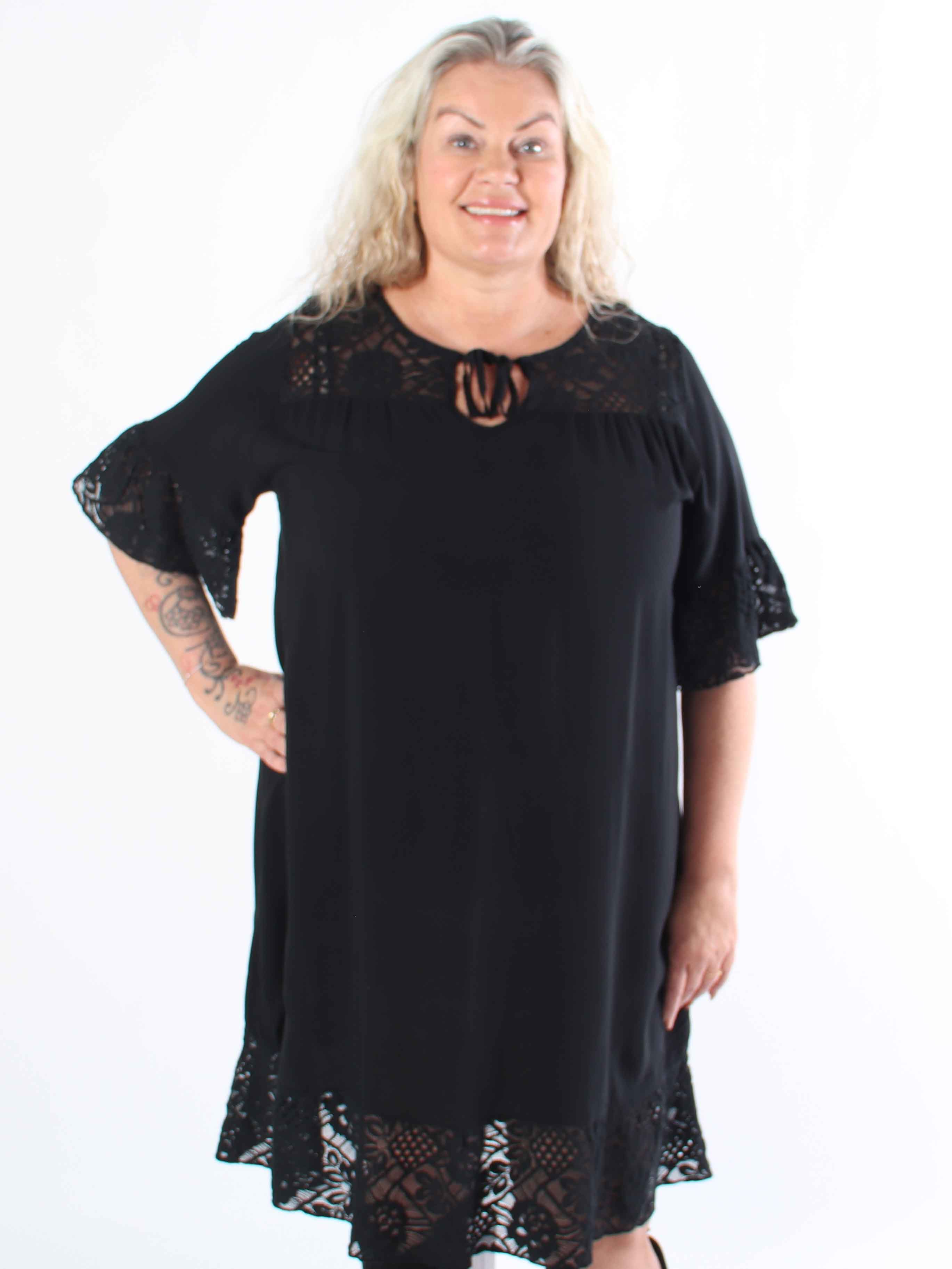 Floriza - Sød plus size kjole i viskose med blondekanter